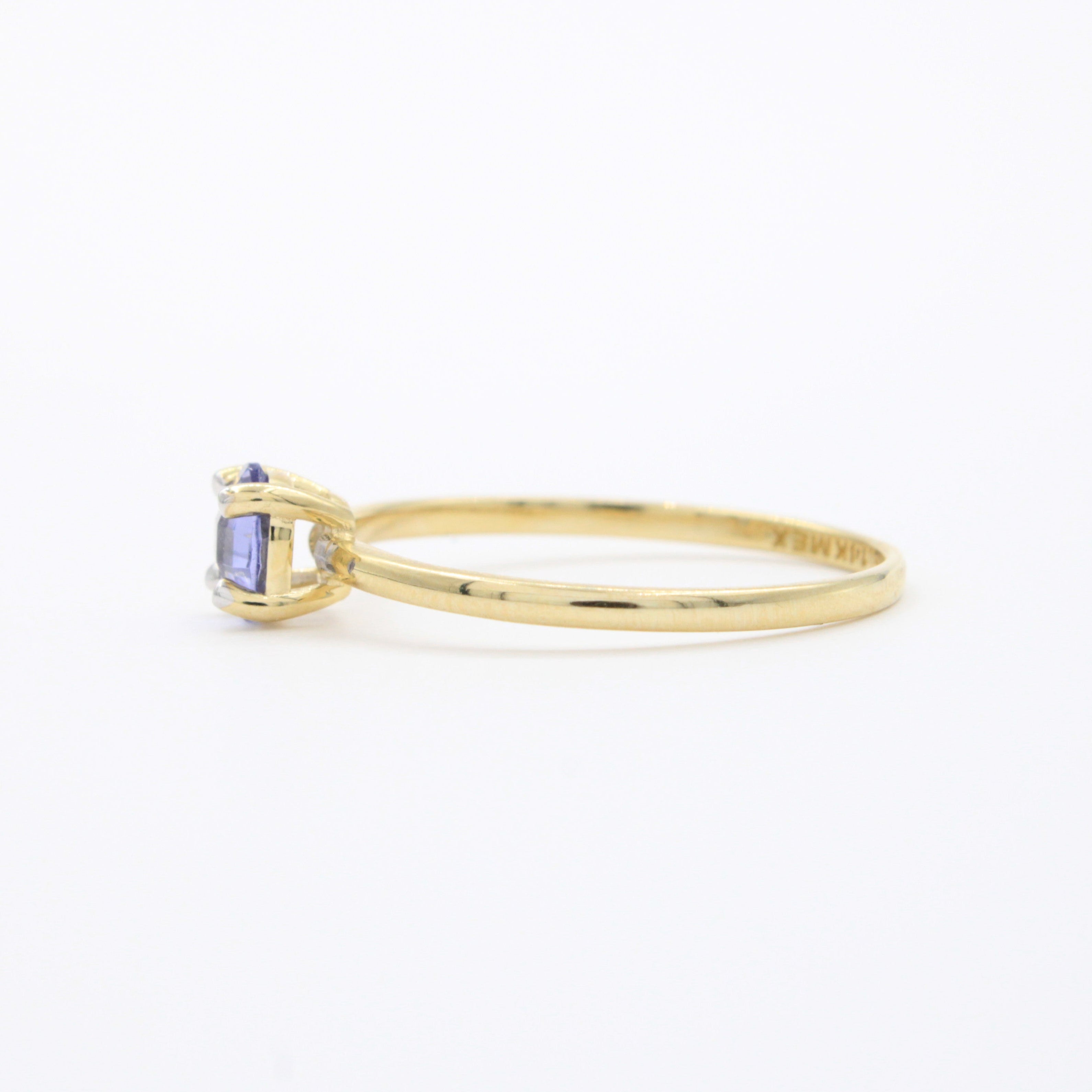 Anillo de Oro 14k de Diseño Fino con Zirconia Facetada Redonda de Tono Lila mod. 10748