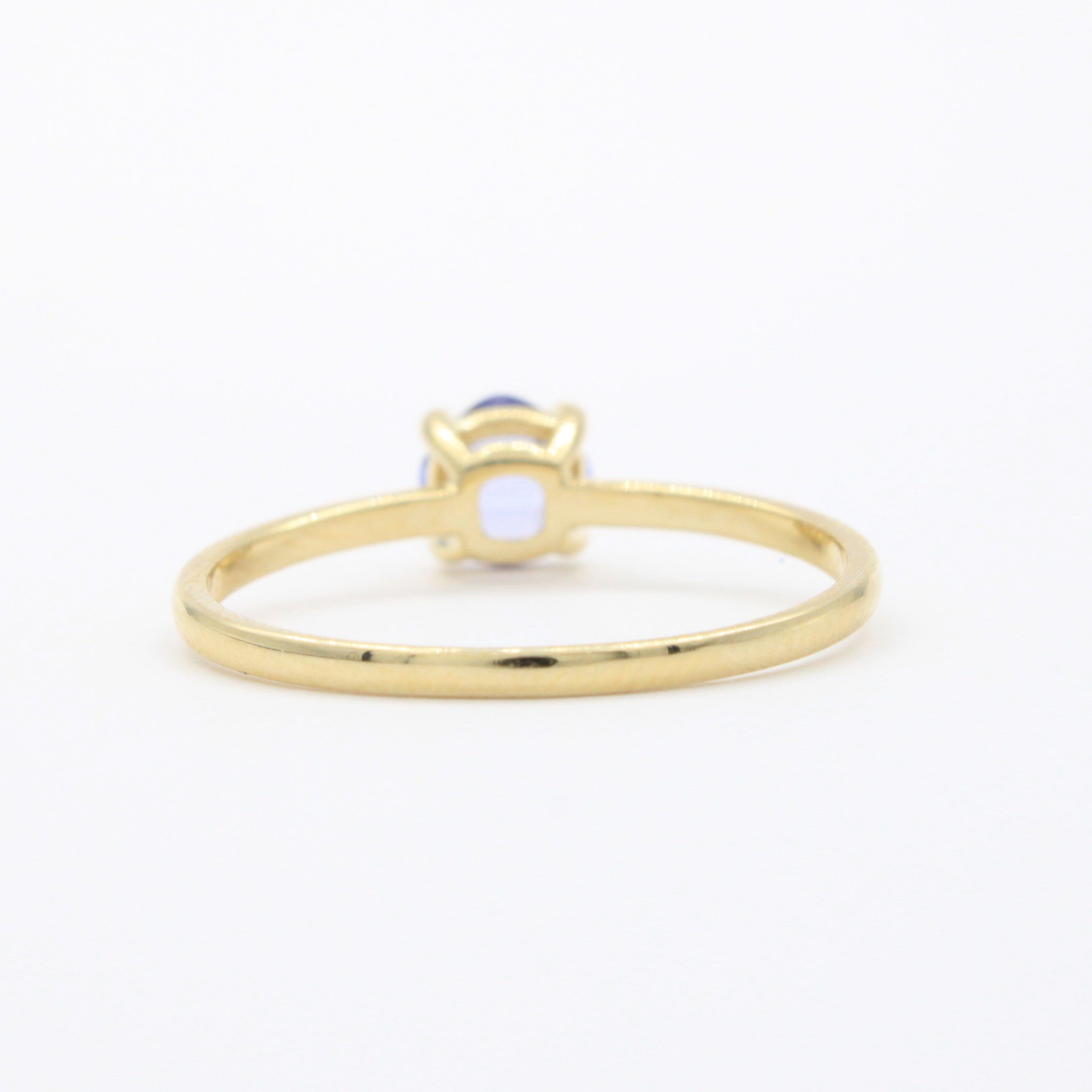 Anillo de Oro 14k de Diseño Fino con Zirconia Facetada Redonda de Tono Lila mod. 10748