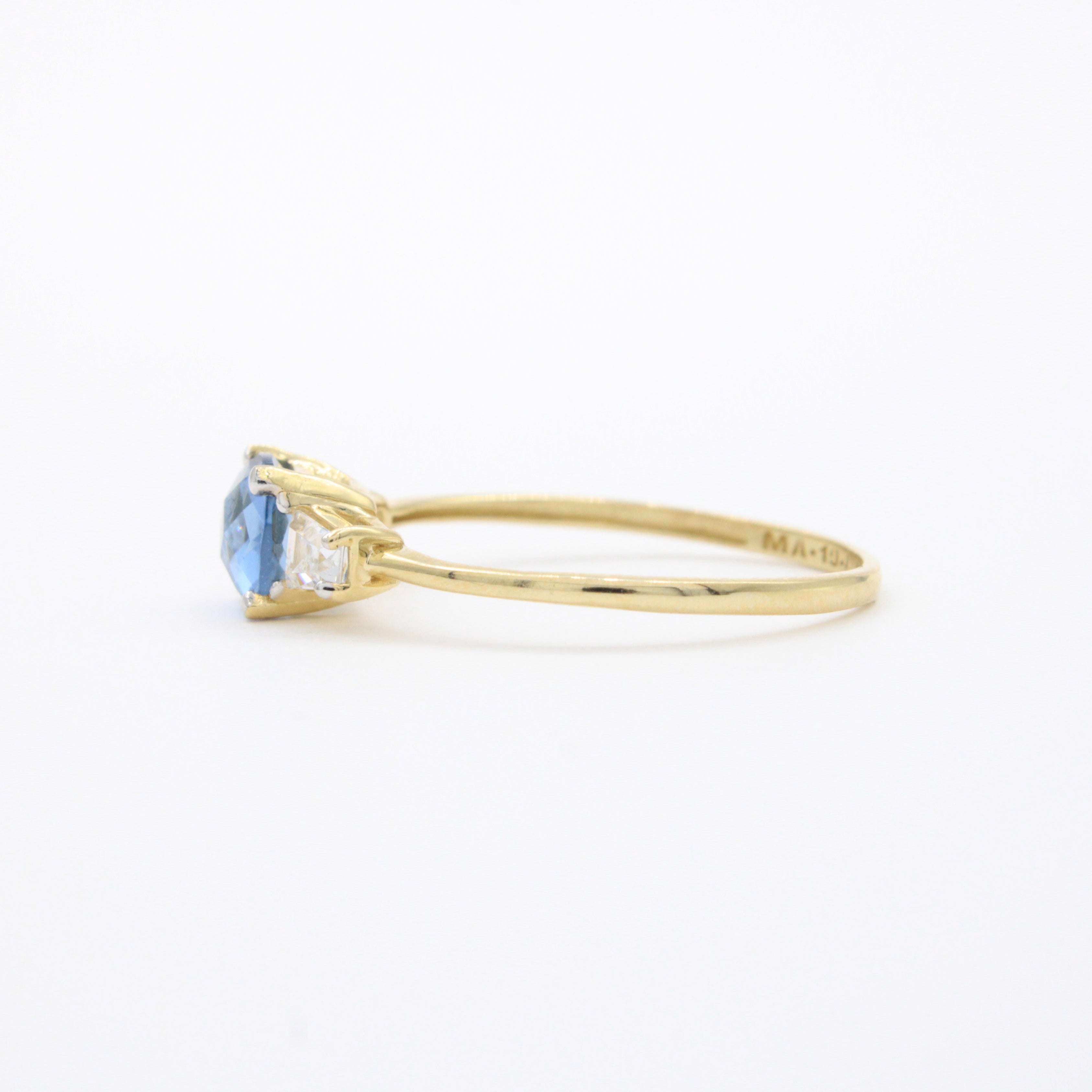 Anillo de Oro 14k Diseño Fino con Zirconia Facetada Central de Tono Marino mod. 10752