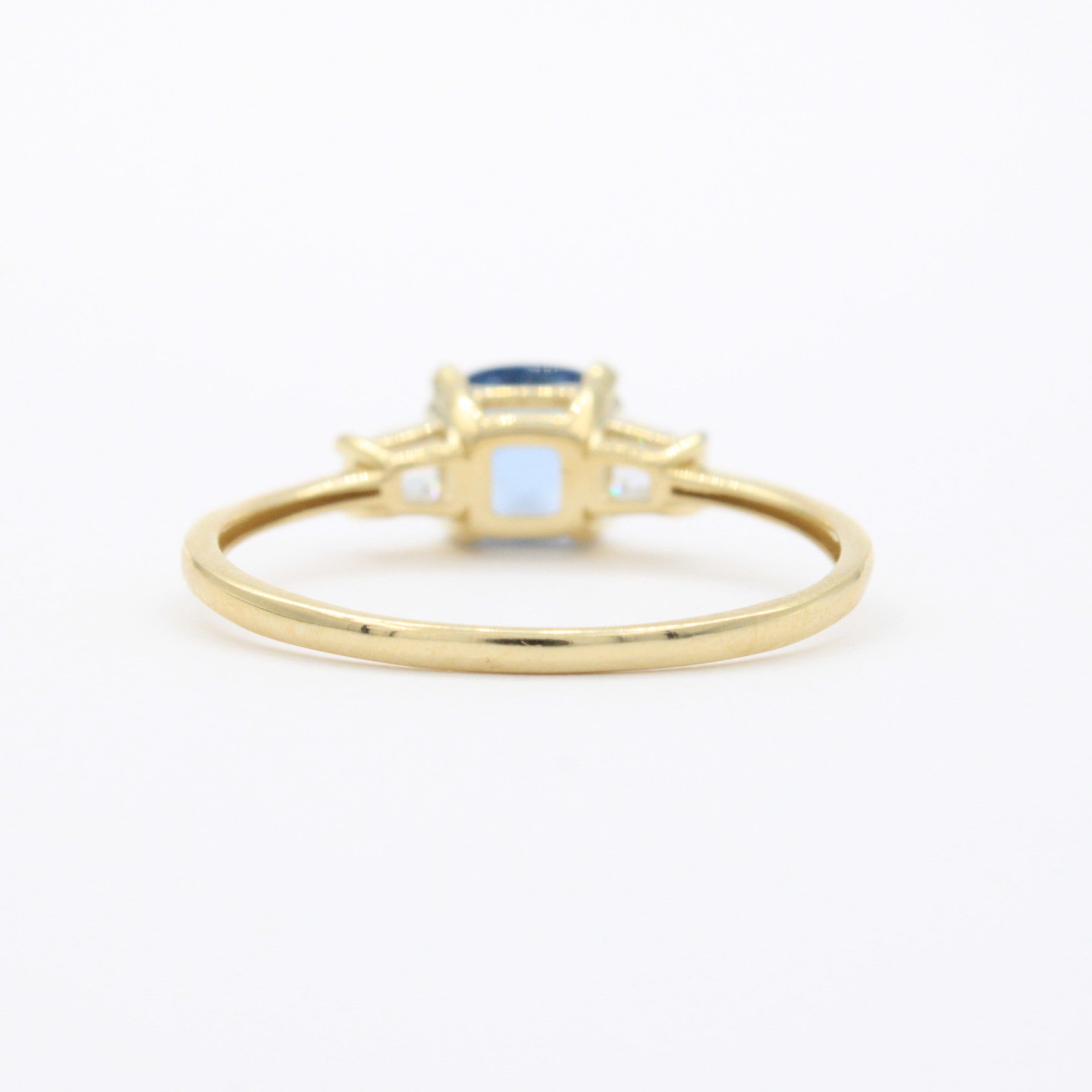 Anillo de Oro 14k Diseño Fino con Zirconia Facetada Central de Tono Marino mod. 10752