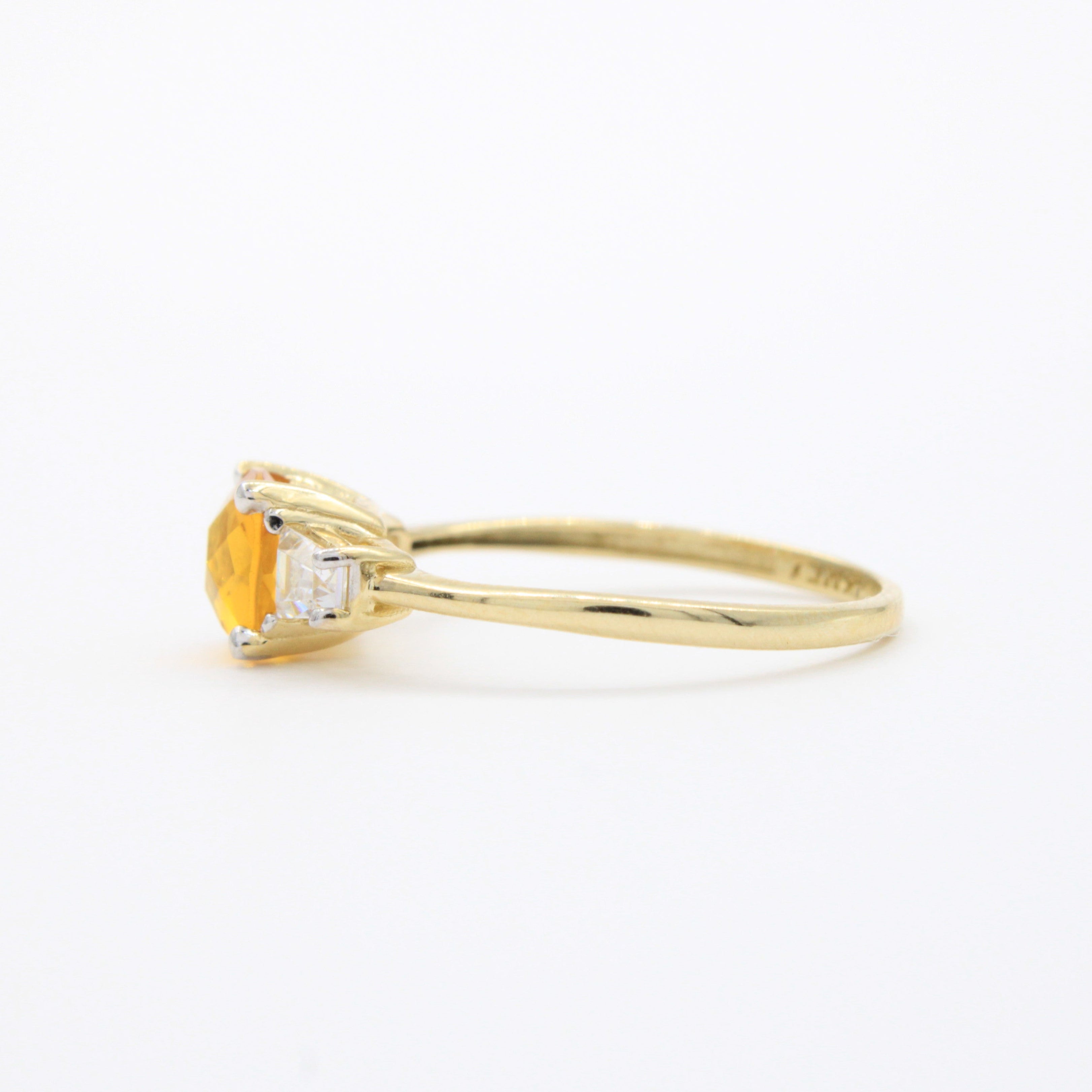 Anillo de Oro 14k Diseño Fino con Zirconia Facetada Central de Tono Ambar mod. 10755