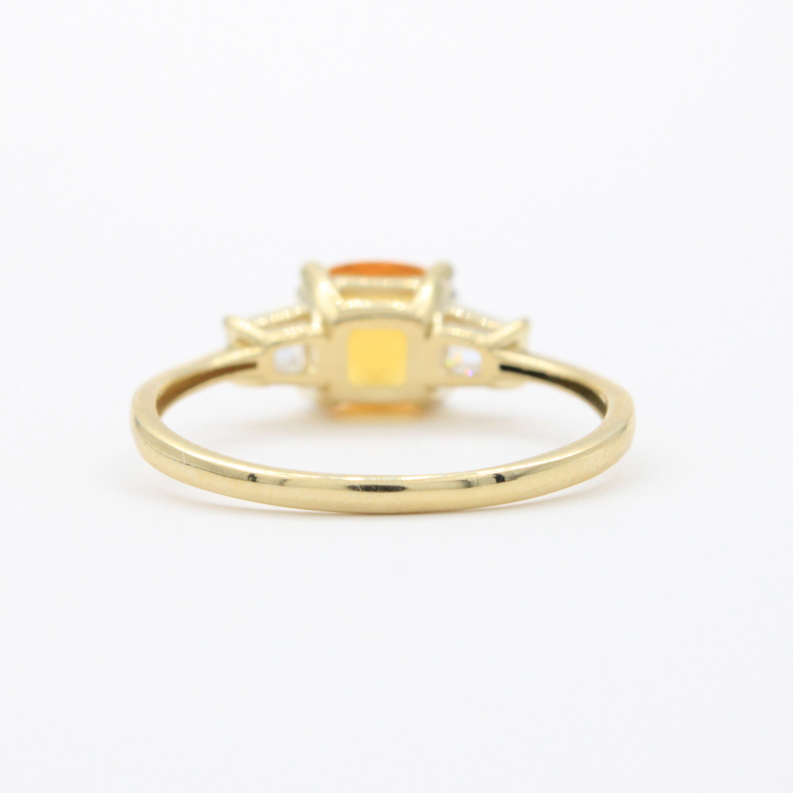 Anillo de Oro 14k Diseño Fino con Zirconia Facetada Central de Tono Ambar mod. 10755
