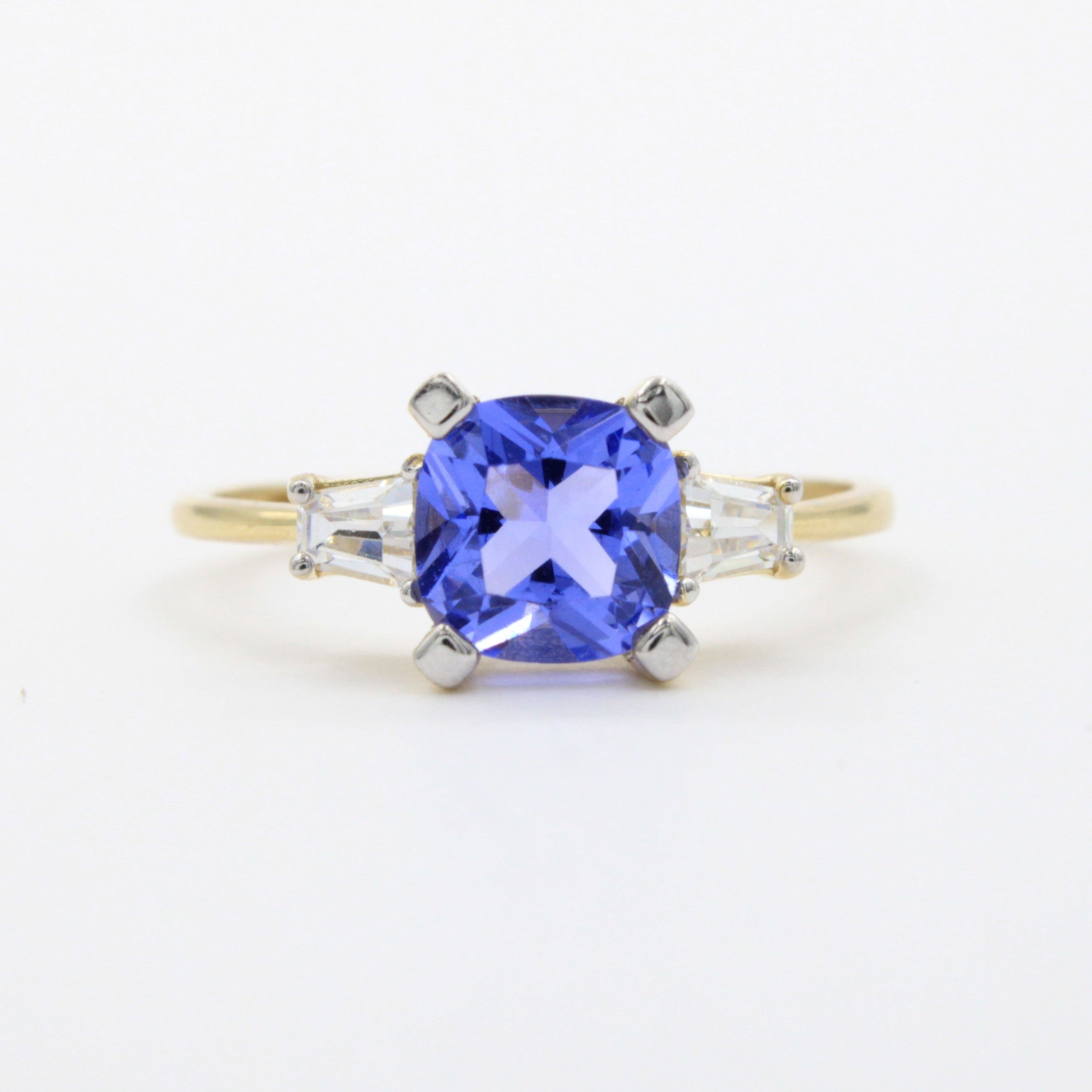 Anillo de Oro 14k Diseño Elegante Especial con Zirconia de Corte Brillante en Tono Violeta mod. 10767
