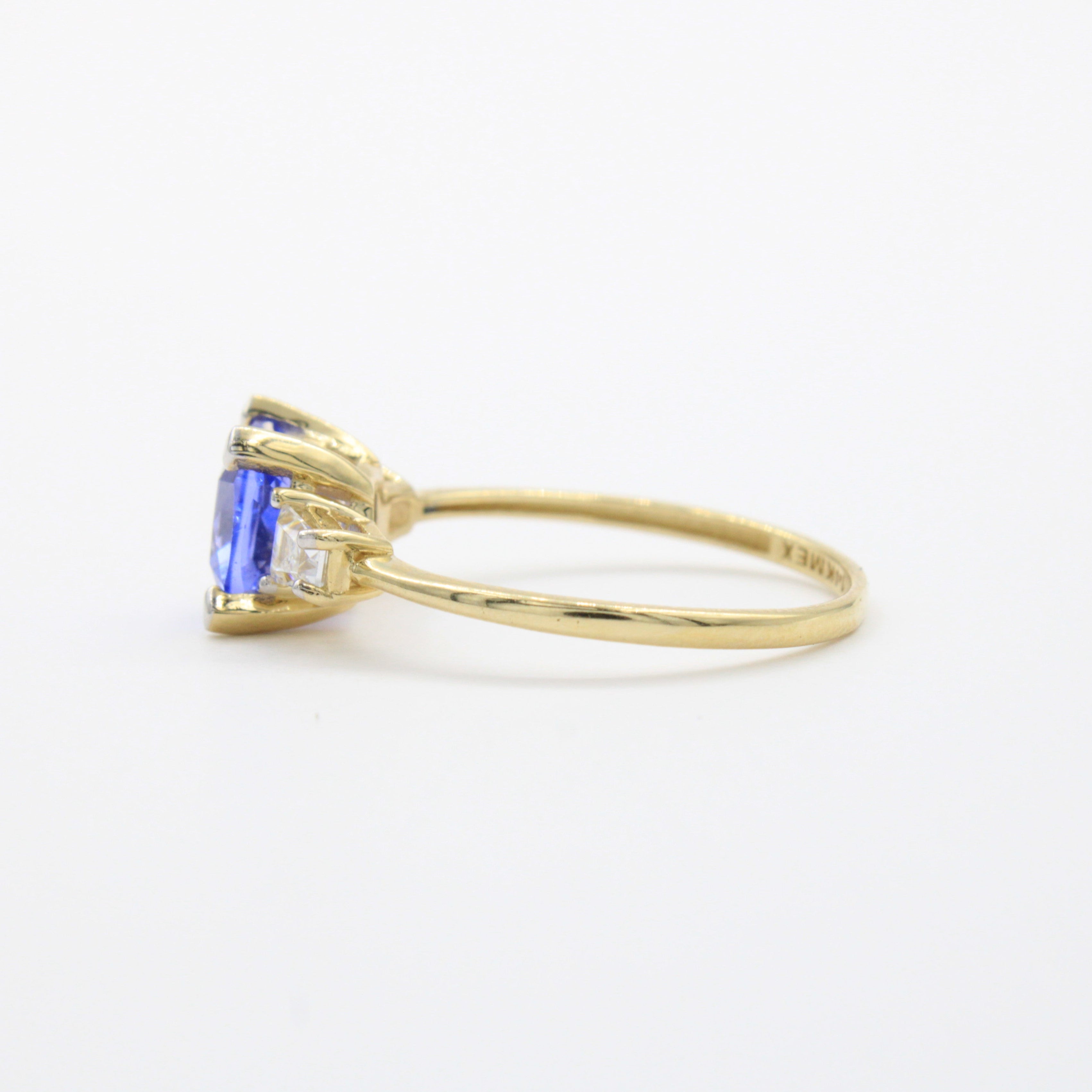 Anillo de Oro 14k Diseño Elegante Especial con Zirconia de Corte Brillante en Tono Violeta mod. 10767