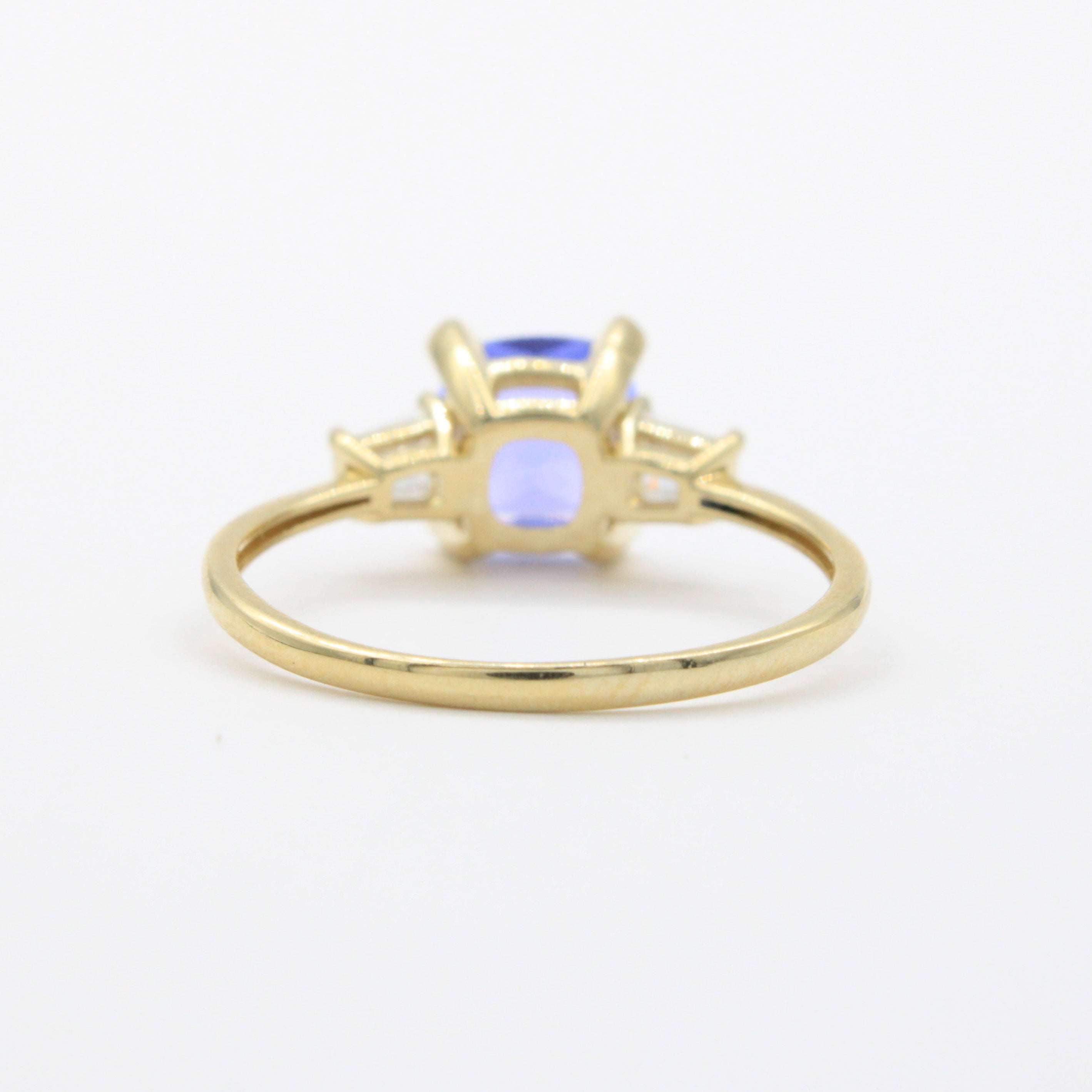 Anillo de Oro 14k Diseño Elegante Especial con Zirconia de Corte Brillante en Tono Violeta mod. 10767