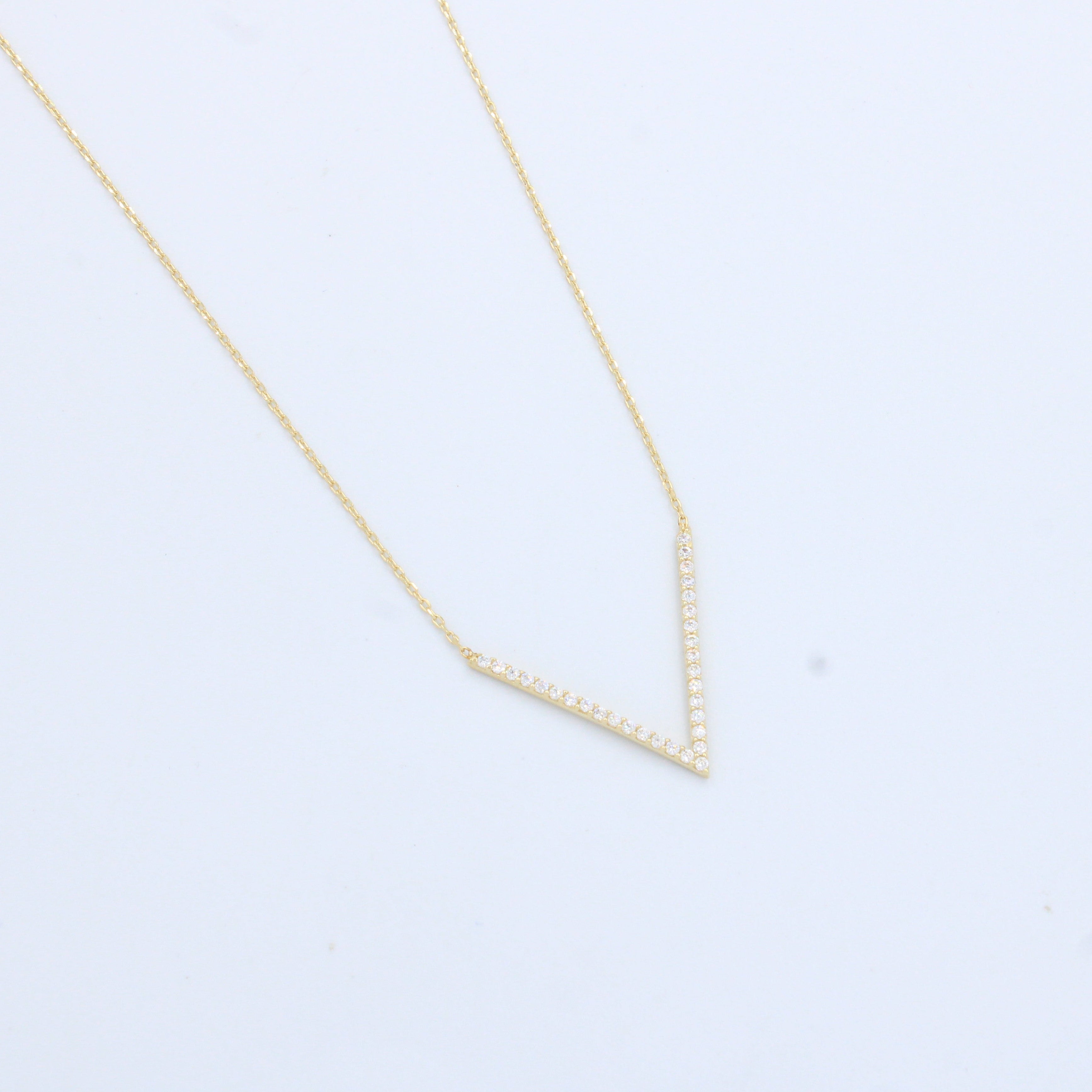 Gargantilla de Oro 14k Diseño V Incrustado con Zirconias mod. 10201