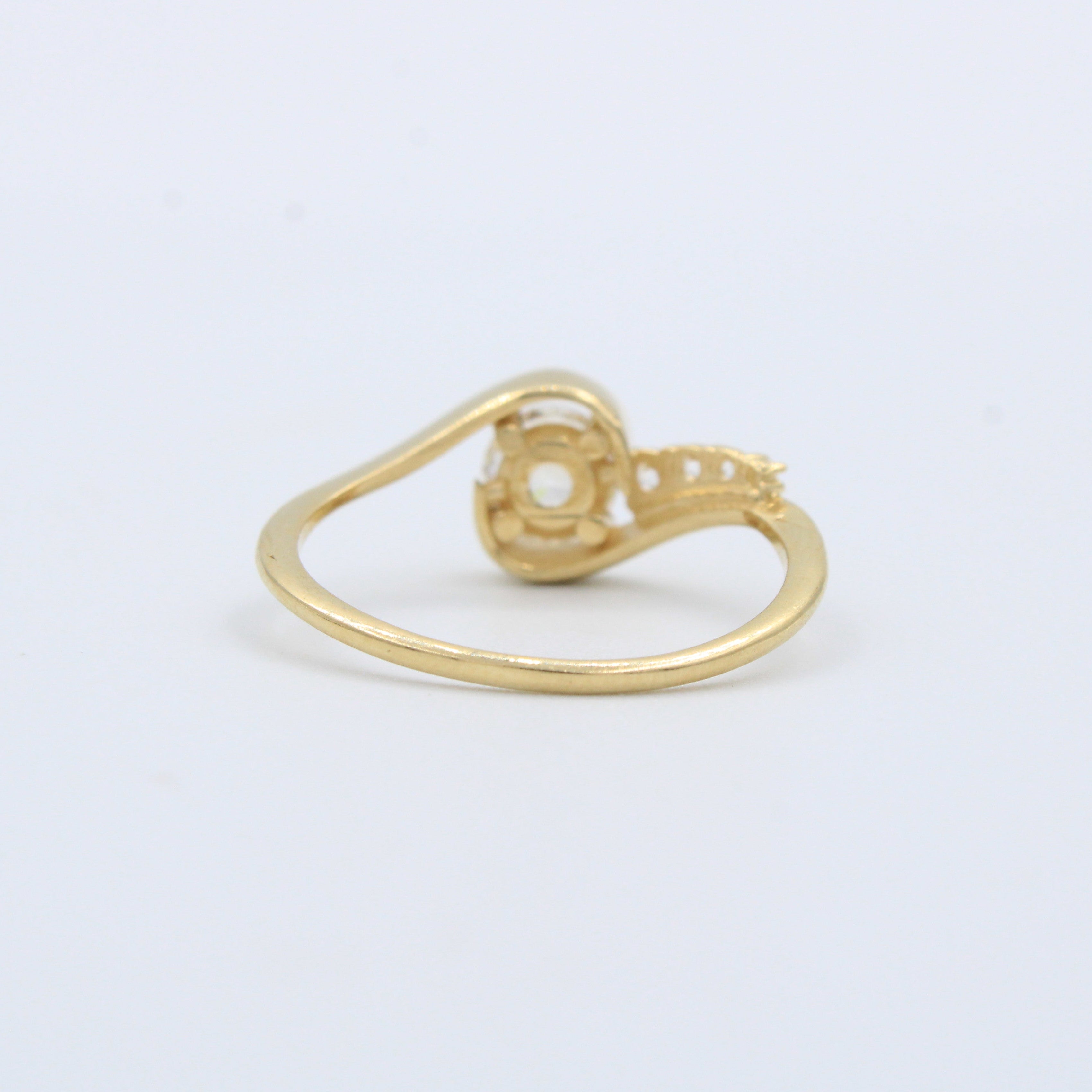 Anillo de Compromiso en Oro 14k Modelo Cruzado con Zirconias Finas mod. 10215