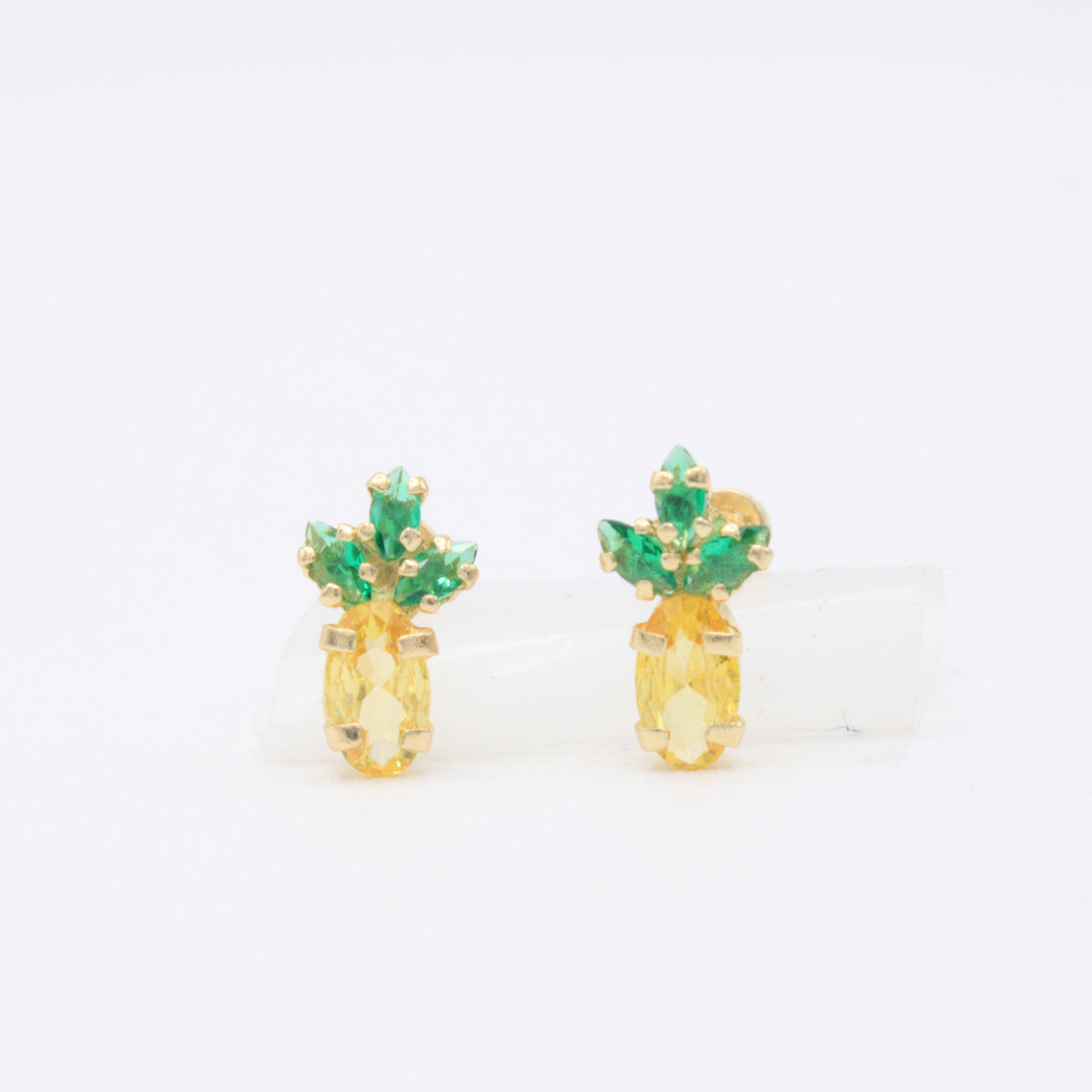 Broquel 10k Diseño de Piña con Incrustación de Zirconias Mod. 11122