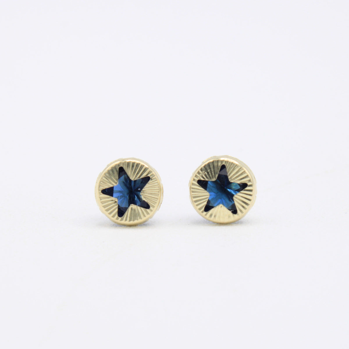Broquel 10k Diseño de Estrella con Zirconia Encapsulada Mod. 11129