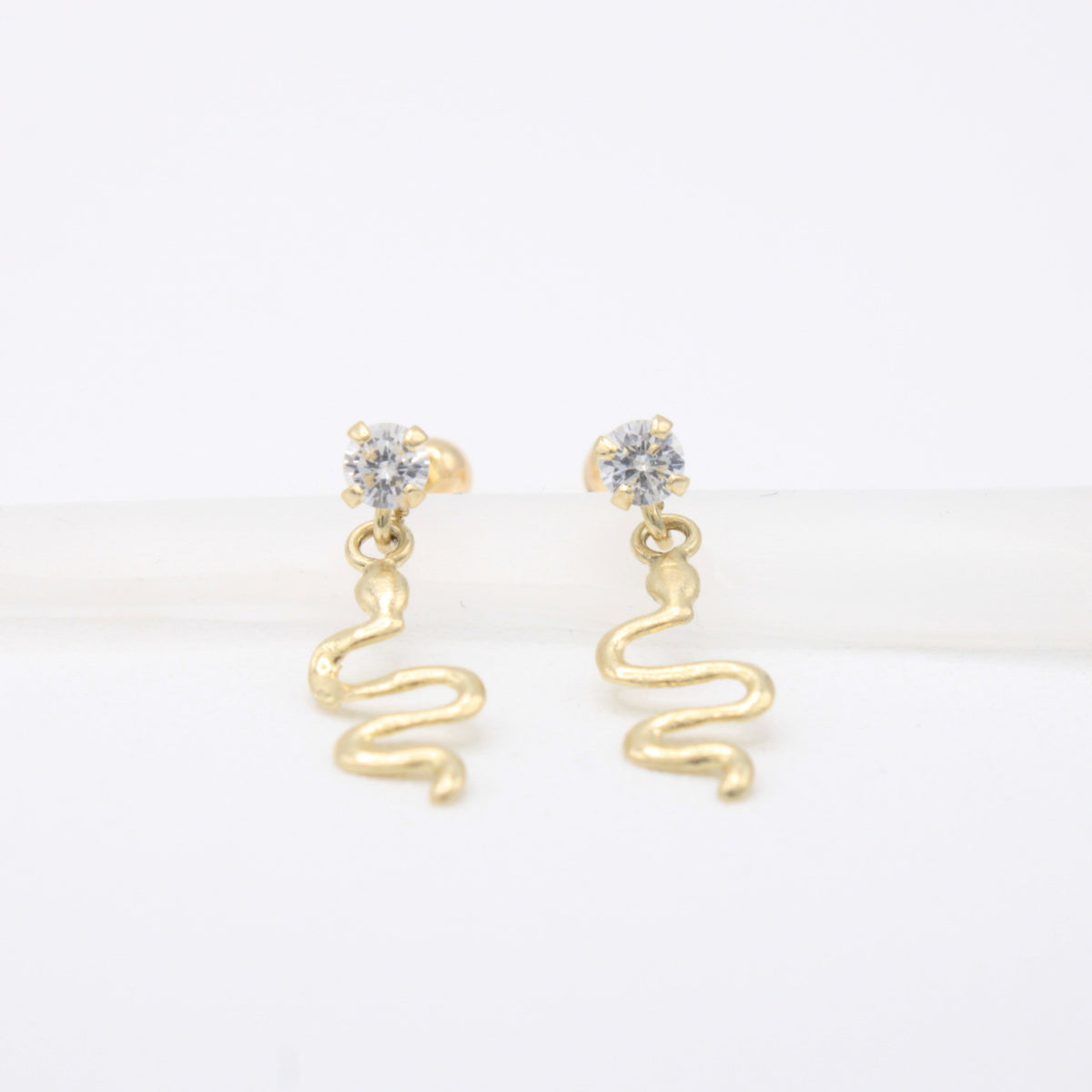 Broquel 10k Serpiente Colgante con Zirconia Mod. 11132