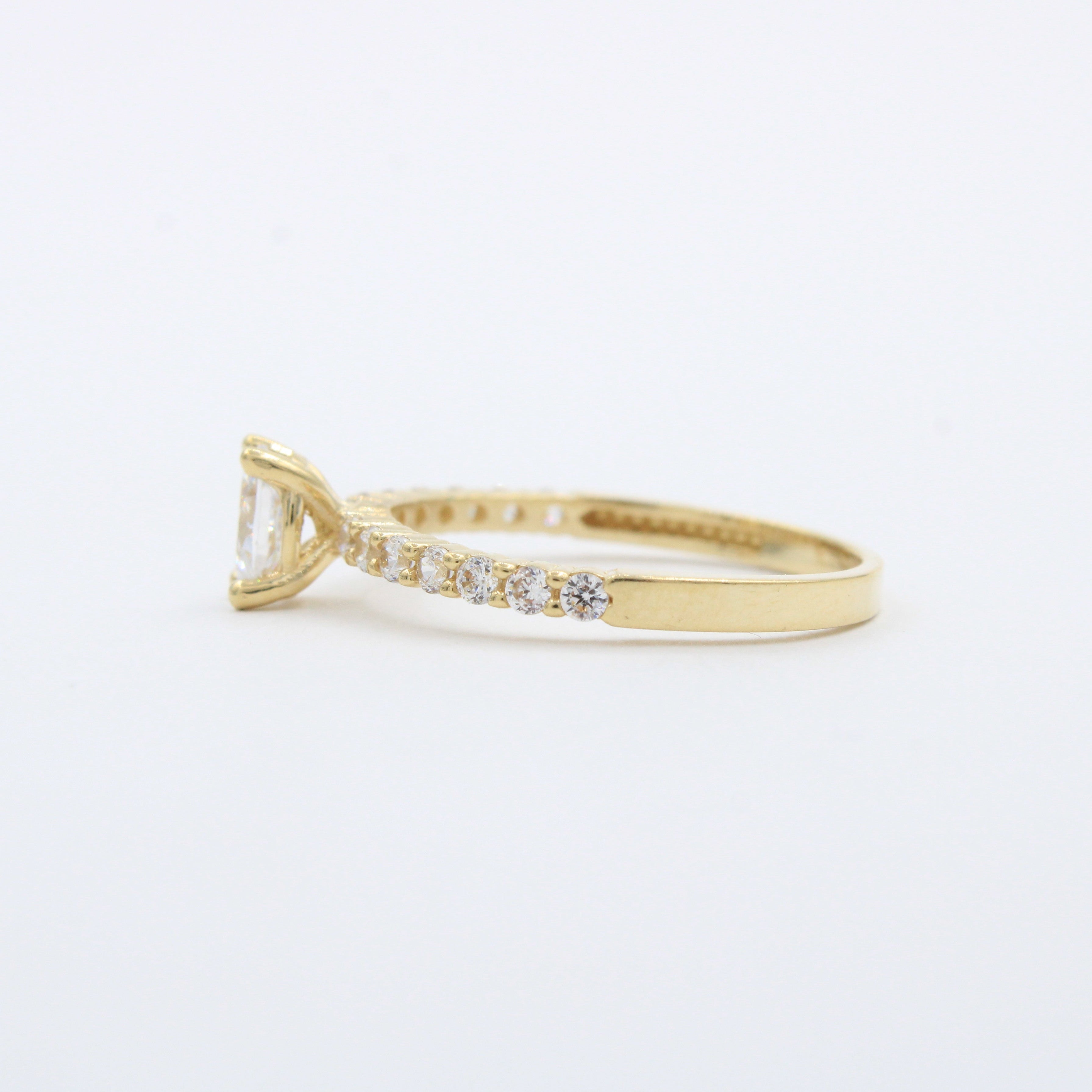 Anillo de Compromiso en Oro 14k con Zirconia Oval Brillante mod. 10267