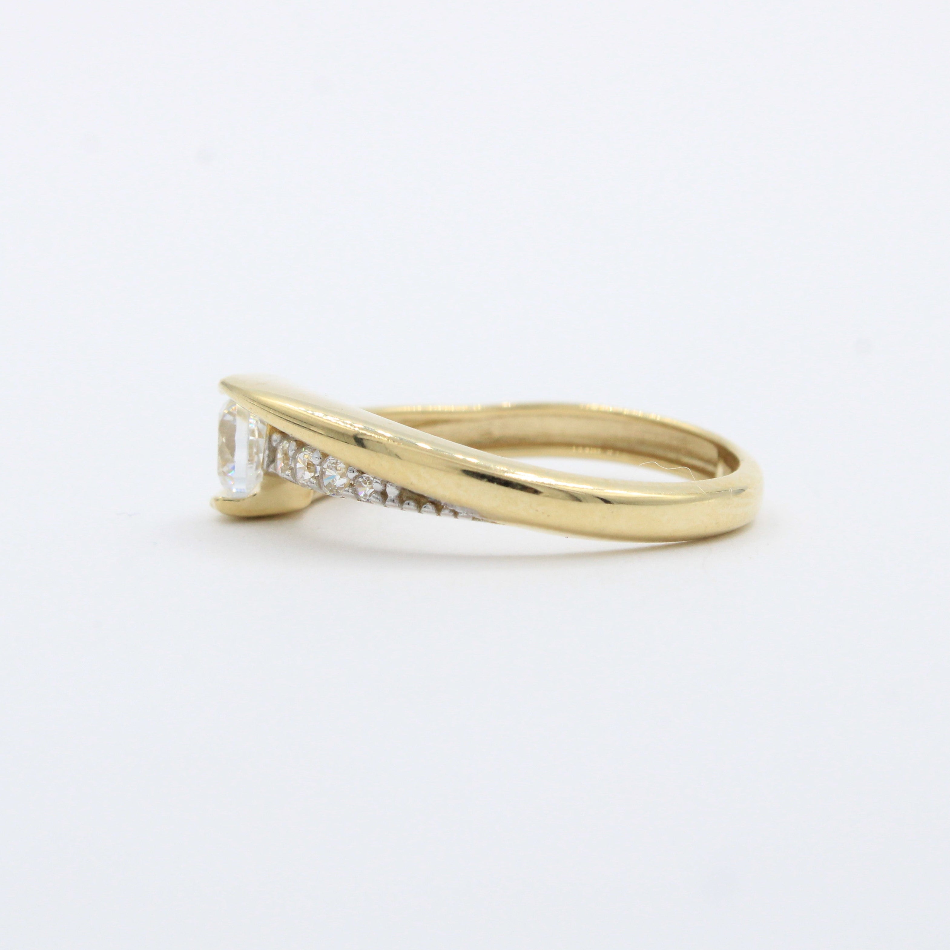 Anillo de Compromiso en Oro 14k Modelo Elegante con Incrustación Especial de Zirconias mod. 10270