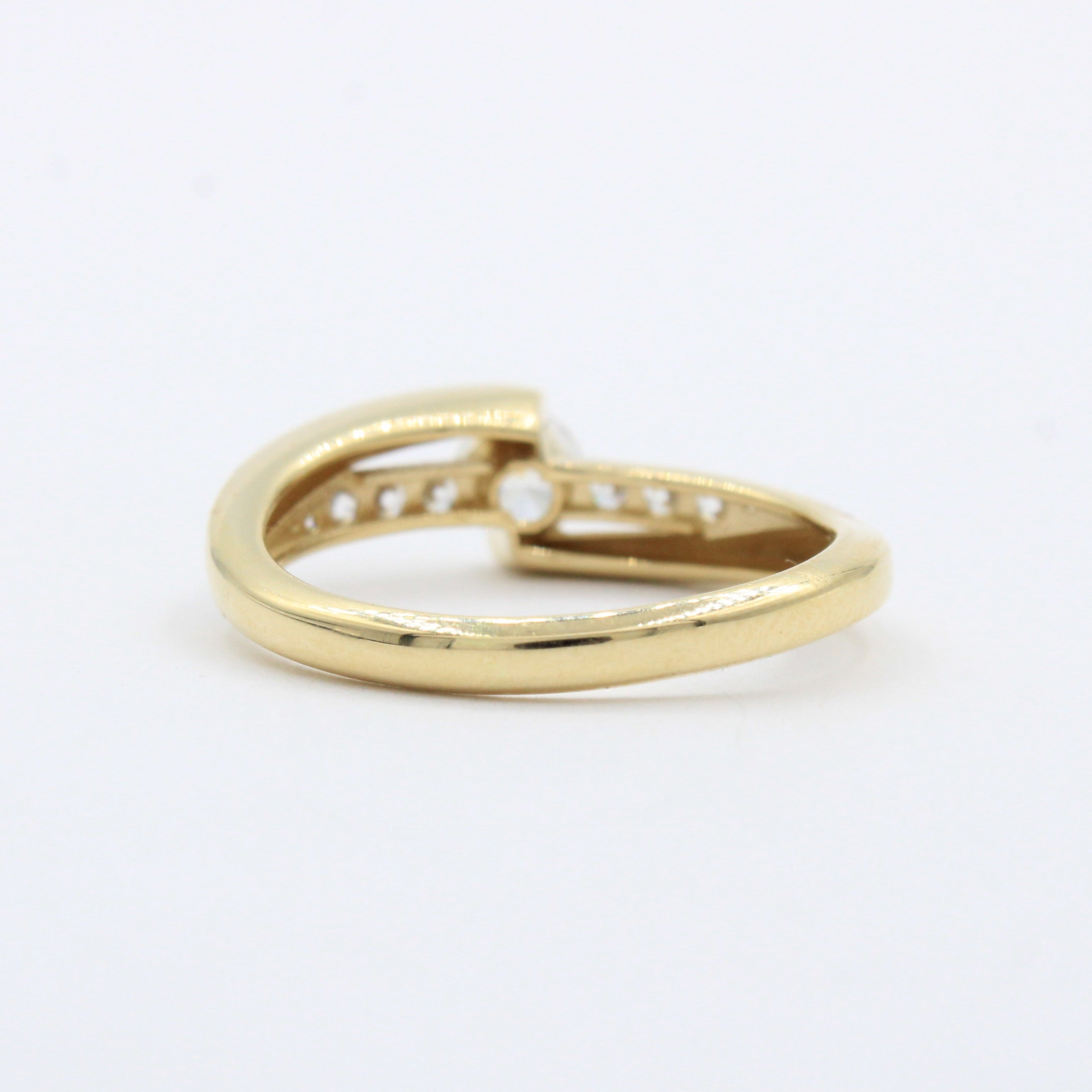 Anillo de Compromiso en Oro 14k Modelo Elegante con Incrustación Especial de Zirconias mod. 10270