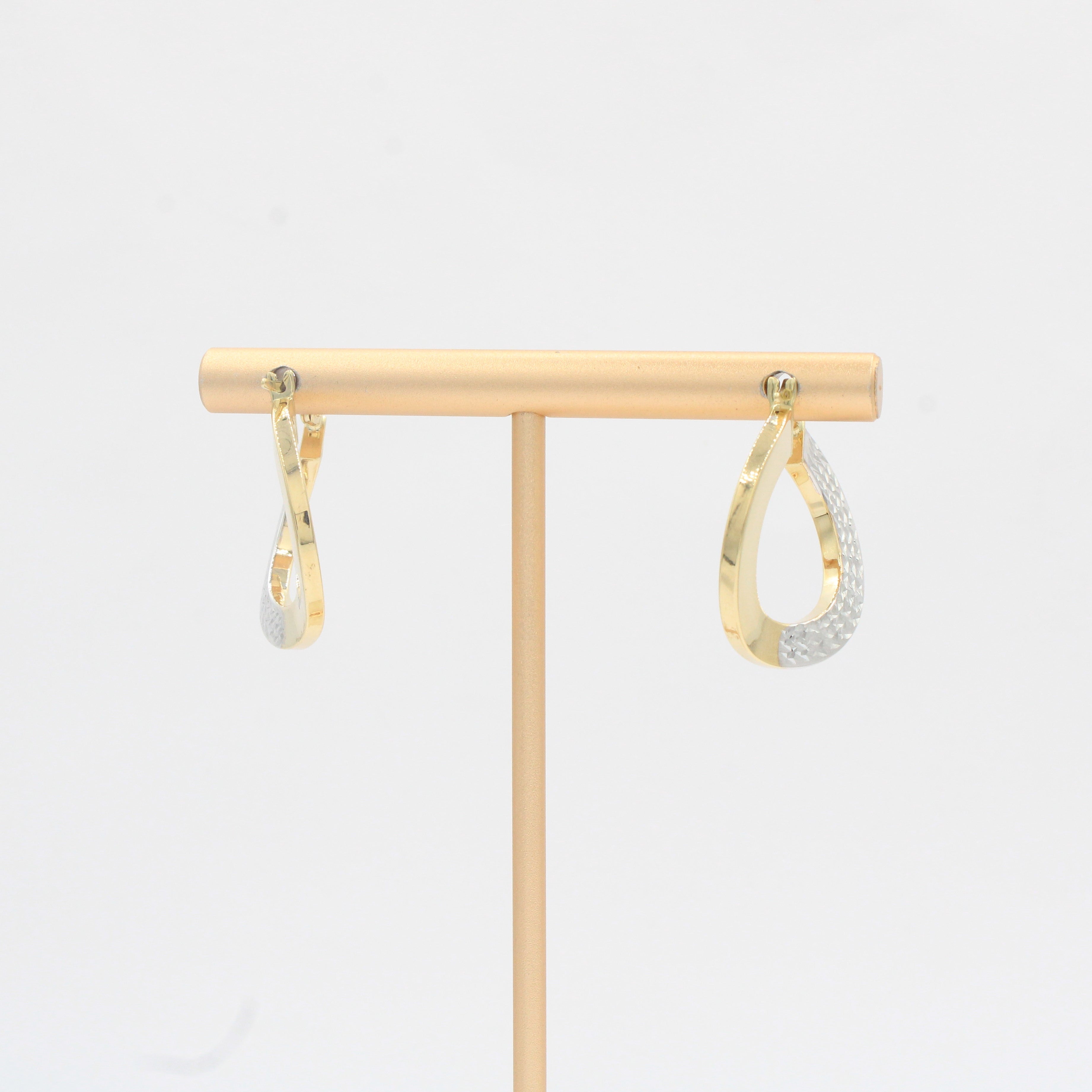 Arracada de Oro 14k Diseño Torcido Estilo Plano con Diamnatado Fino mod. 10314