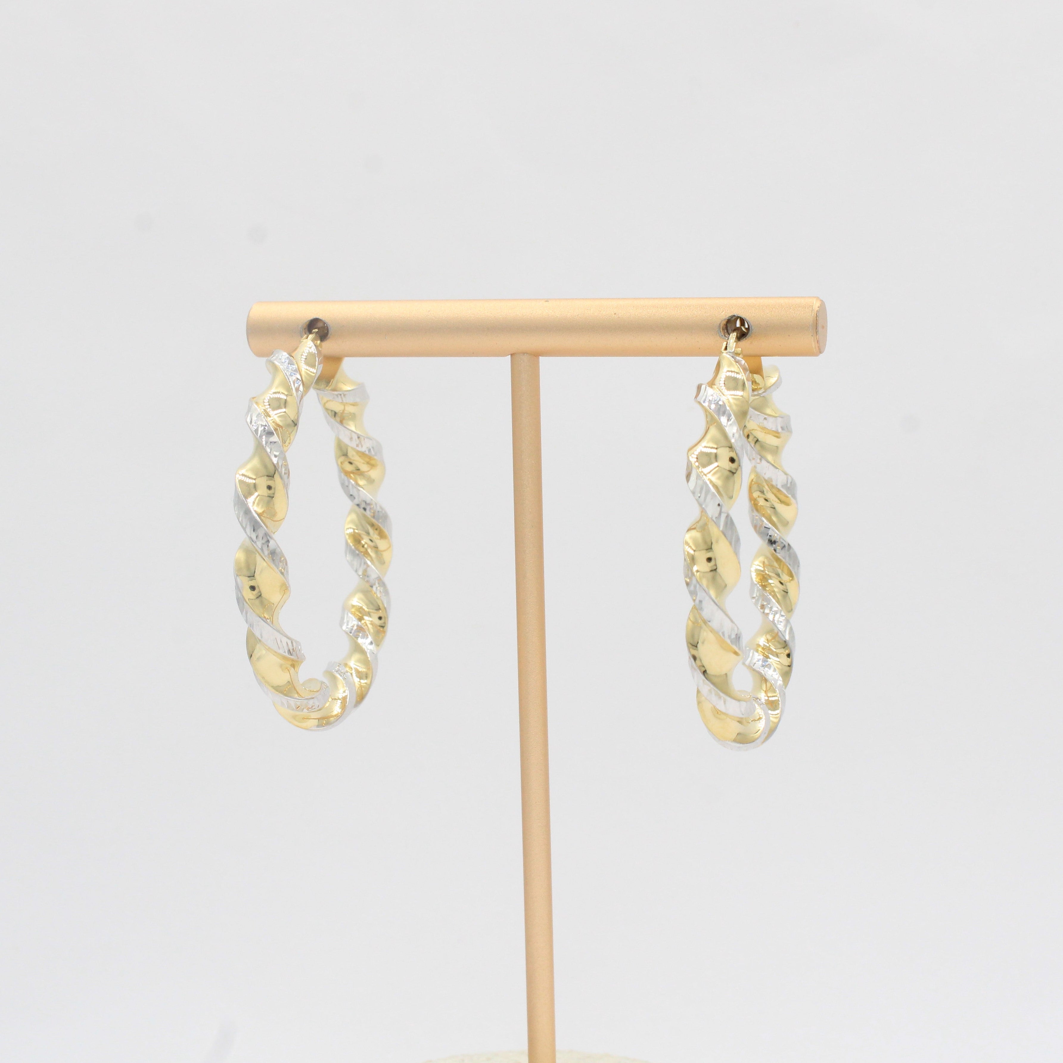 Arracada de Oro 14k Diseño Torcido Especial Detallada con Diamantado Fino mod. 10317