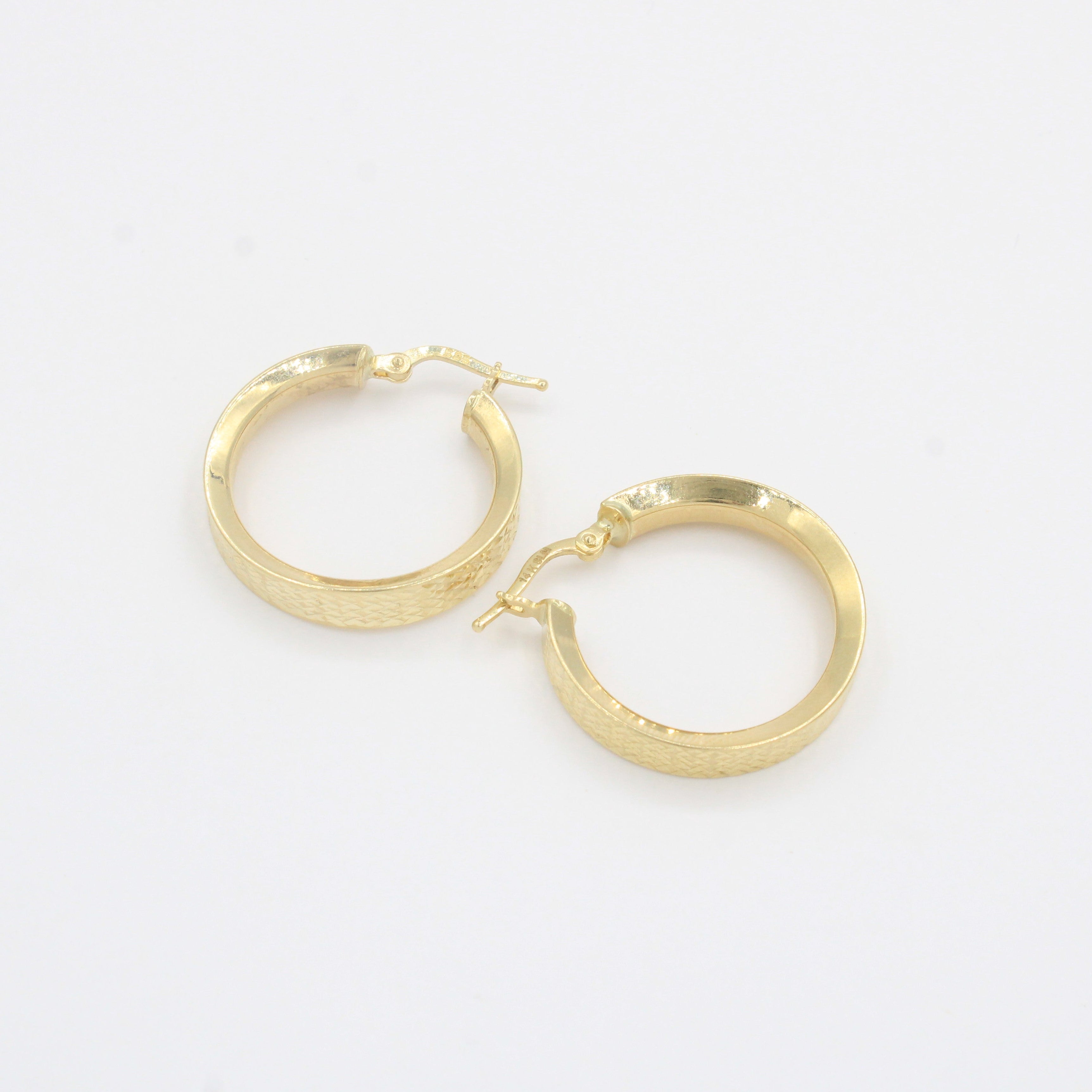 Arracada de Oro 14k Diseño Redondo Estilo Inflado Hueco con Diamantado Exterior mod. 10309