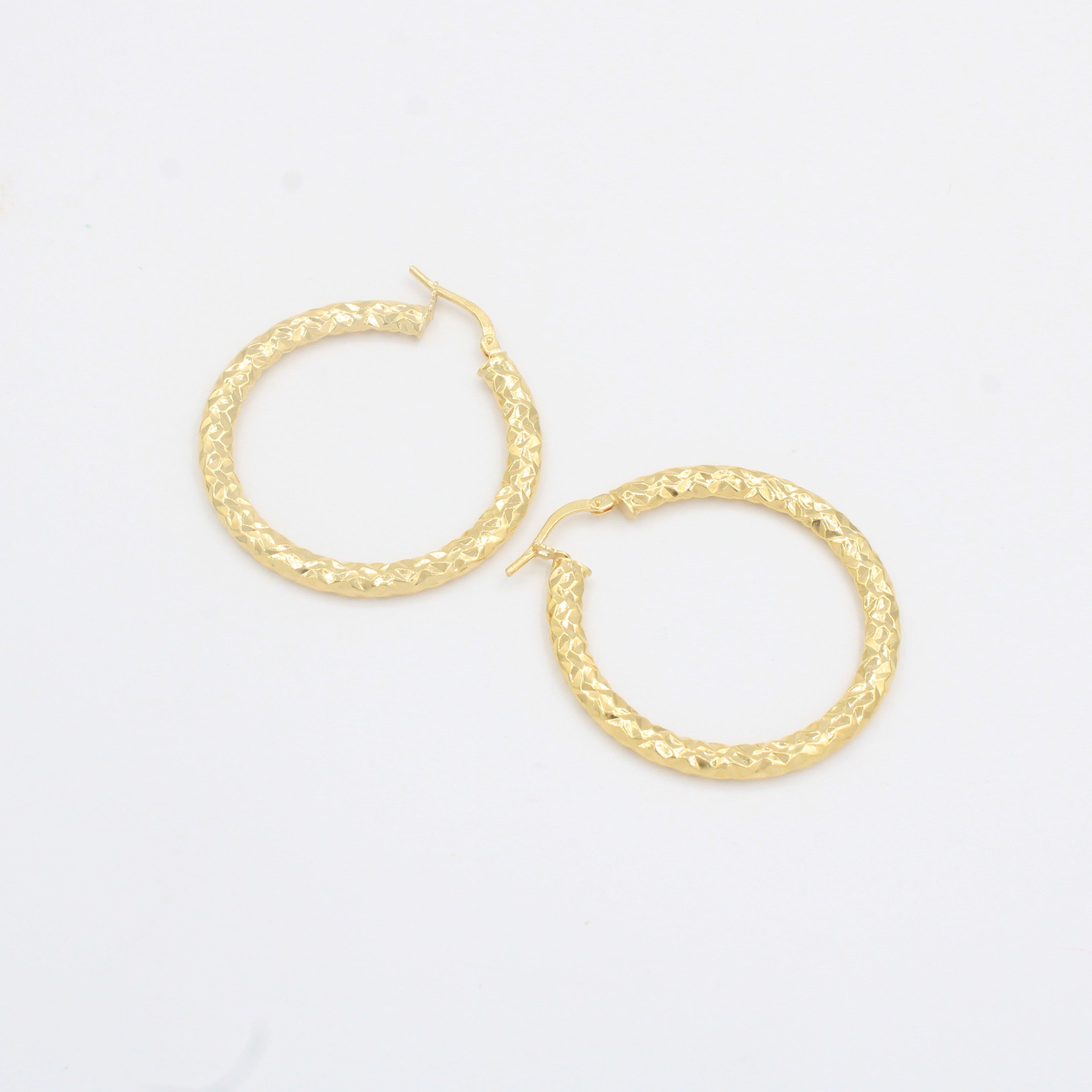 Arracada de Oro 14k Diseño Redondo Hueco Semi Plano con Diamantado mod. 10311