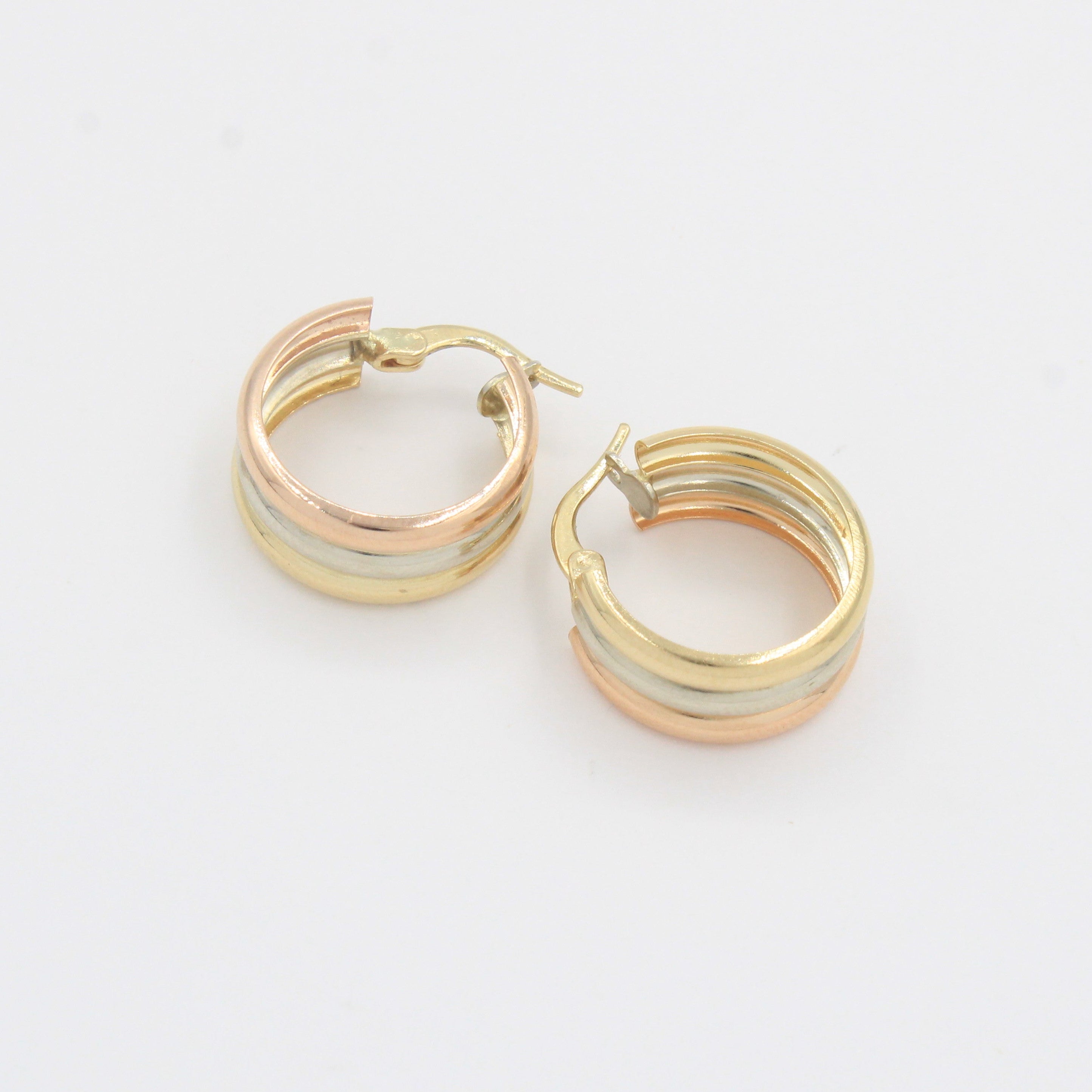 Arracada de Oro 14k Estilo Tubular Hueco y Brillante de Tamaño Pequeño mod. 10312