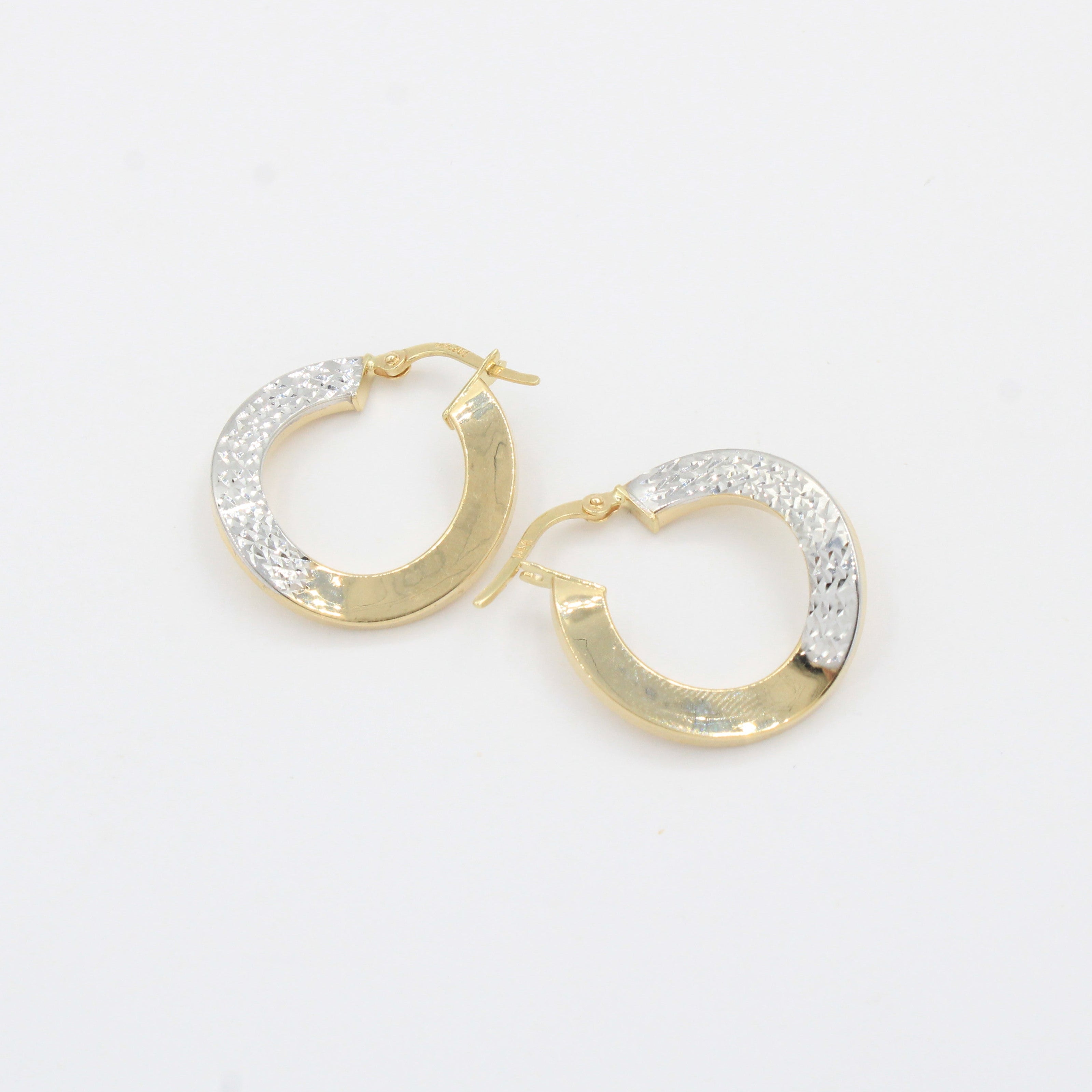 Arracada de Oro 14k Diseño Torcido Estilo Plano con Diamnatado Fino mod. 10314