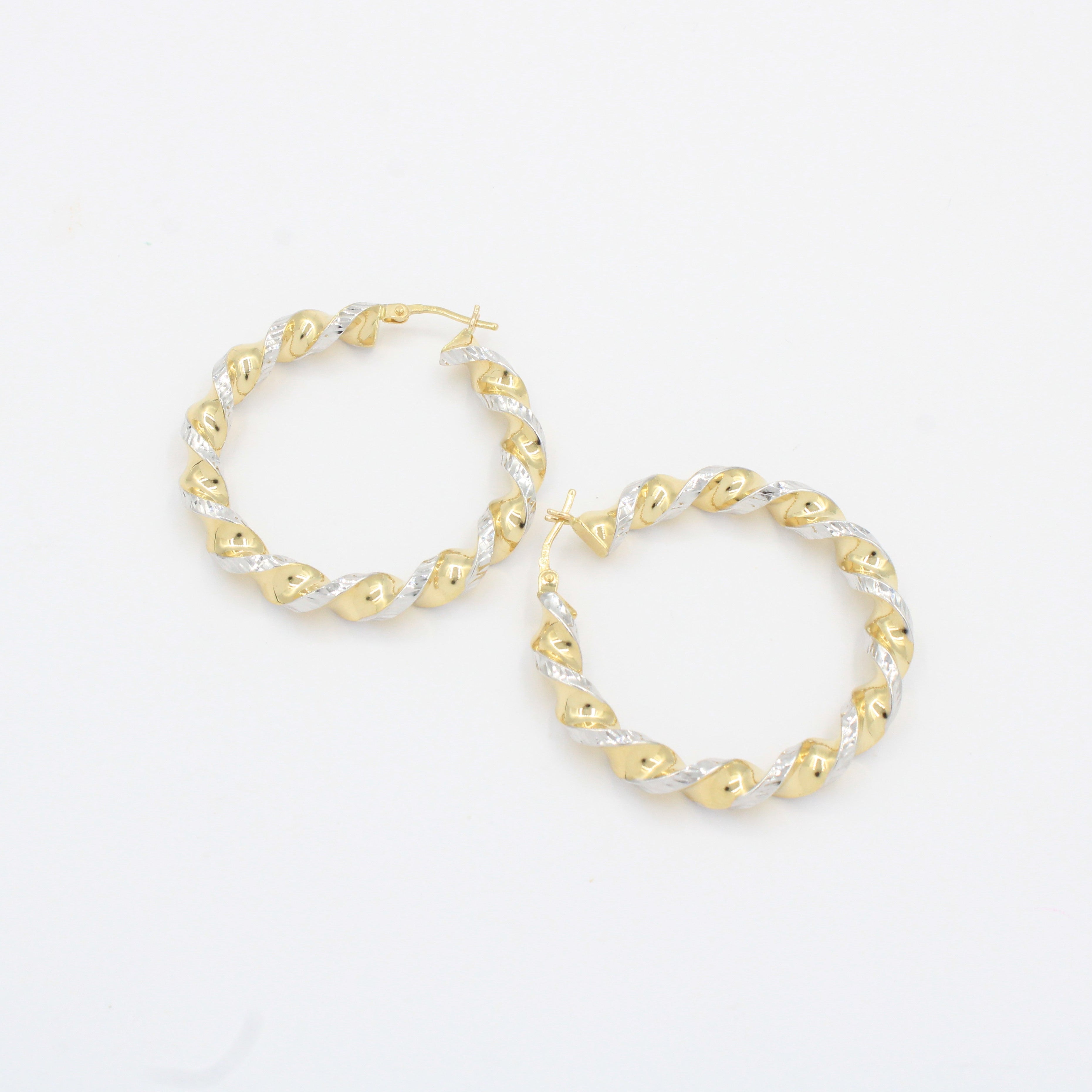 Arracada de Oro 14k Diseño Torcido Especial Detallada con Diamantado Fino mod. 10317