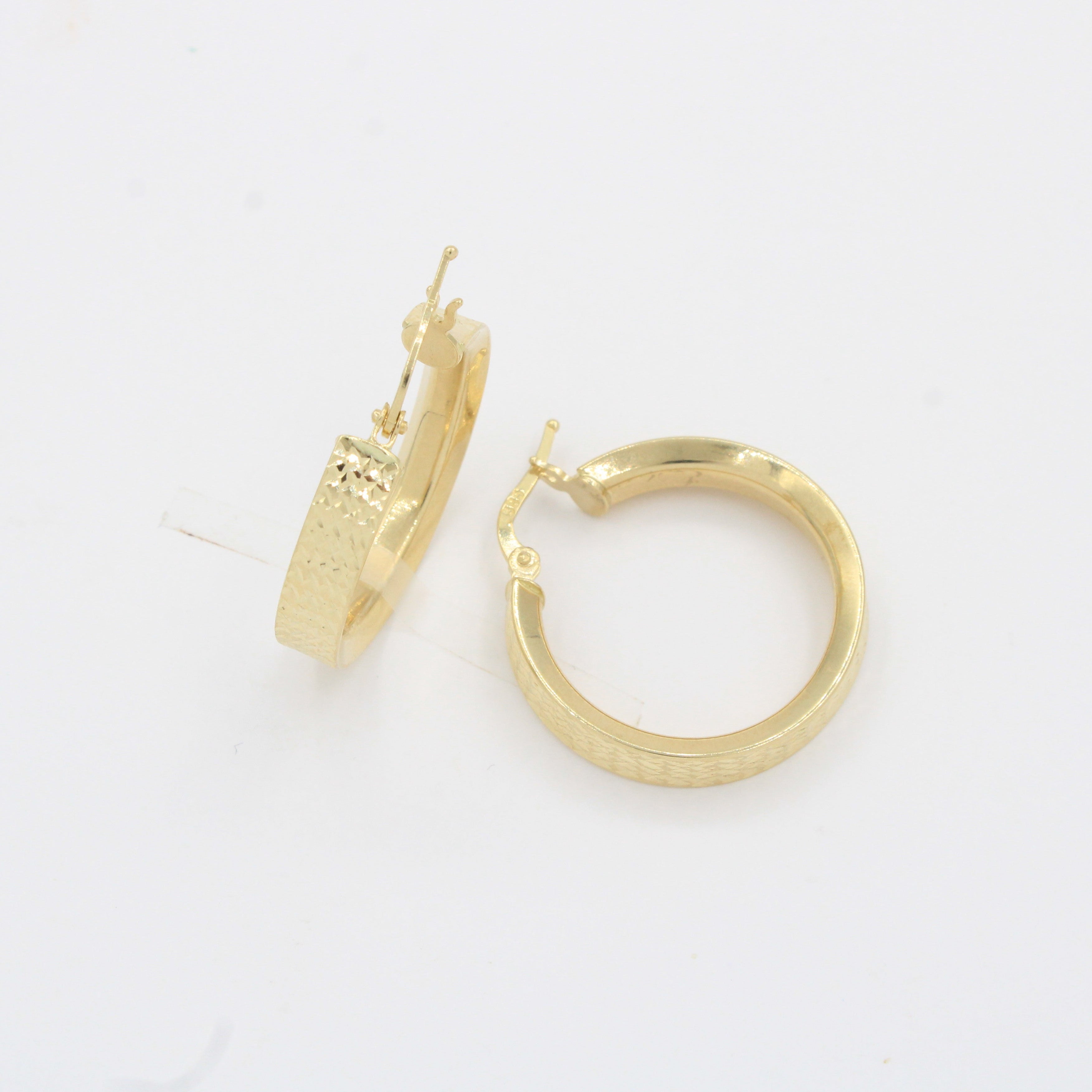 Arracada de Oro 14k Diseño Redondo Estilo Inflado Hueco con Diamantado Exterior mod. 10309