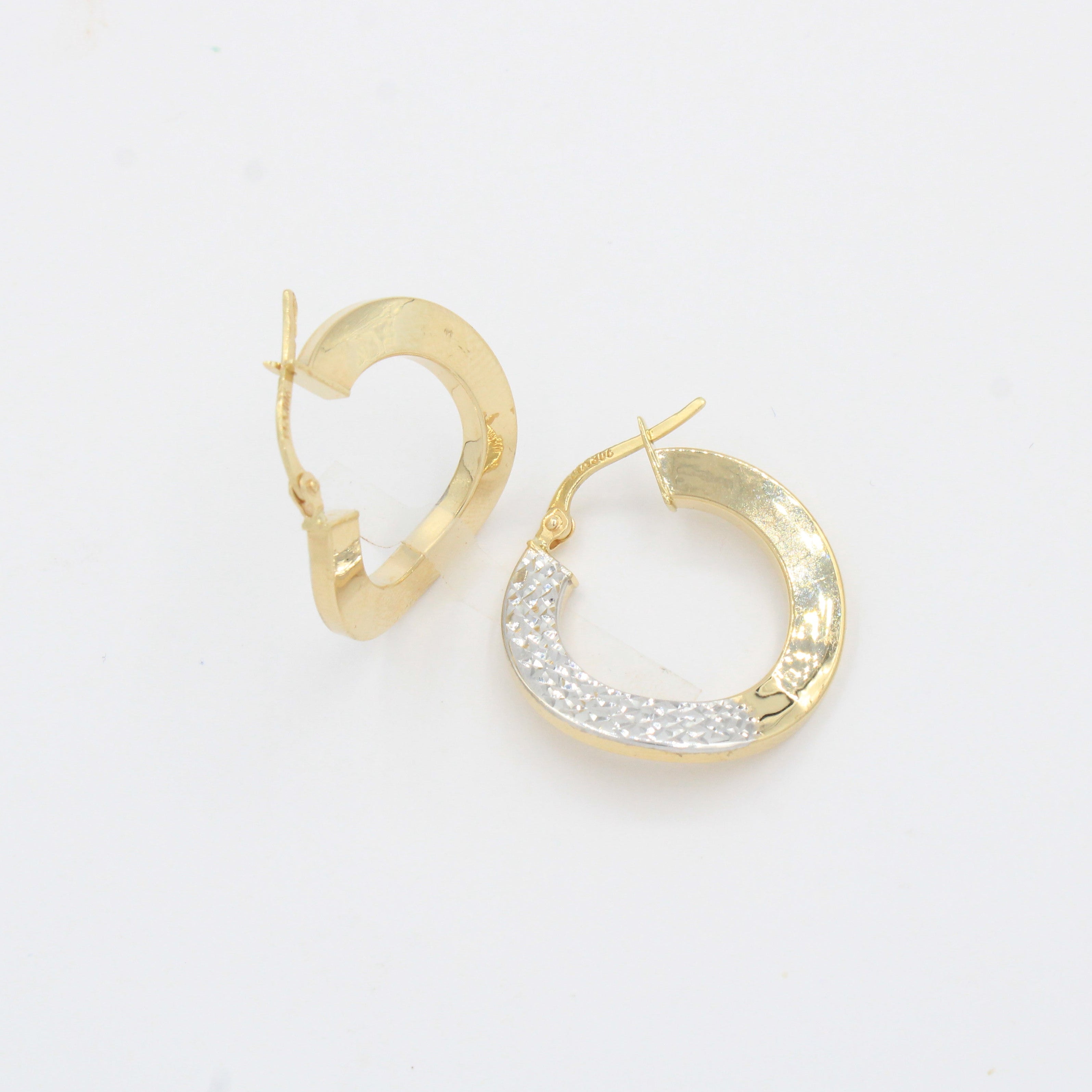 Arracada de Oro 14k Diseño Torcido Estilo Plano con Diamnatado Fino mod. 10314