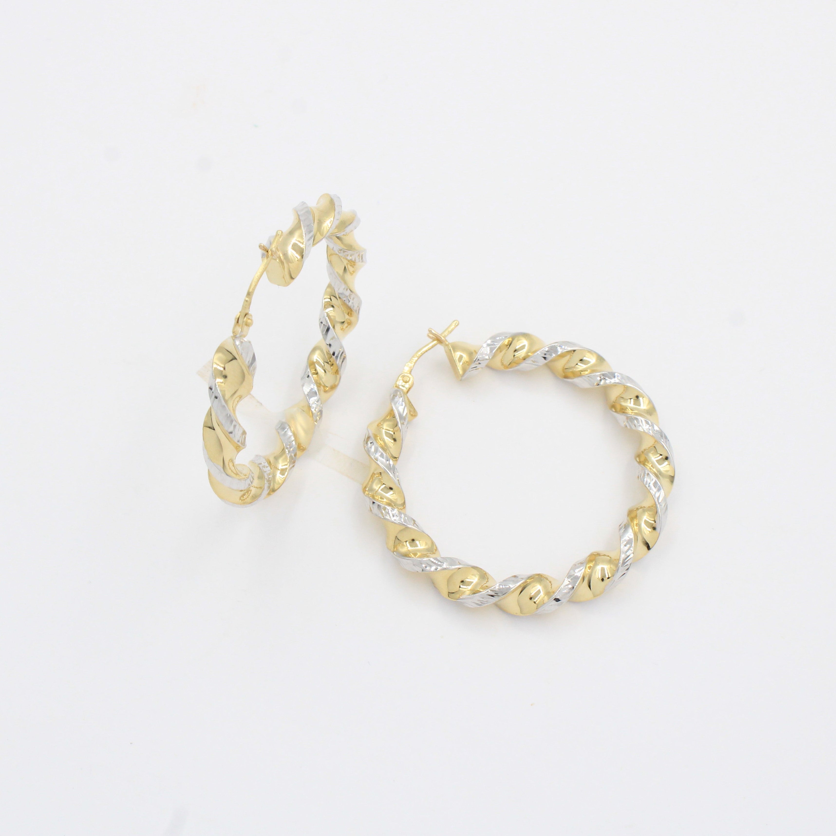 Arracada de Oro 14k Diseño Torcido Especial Detallada con Diamantado Fino mod. 10317