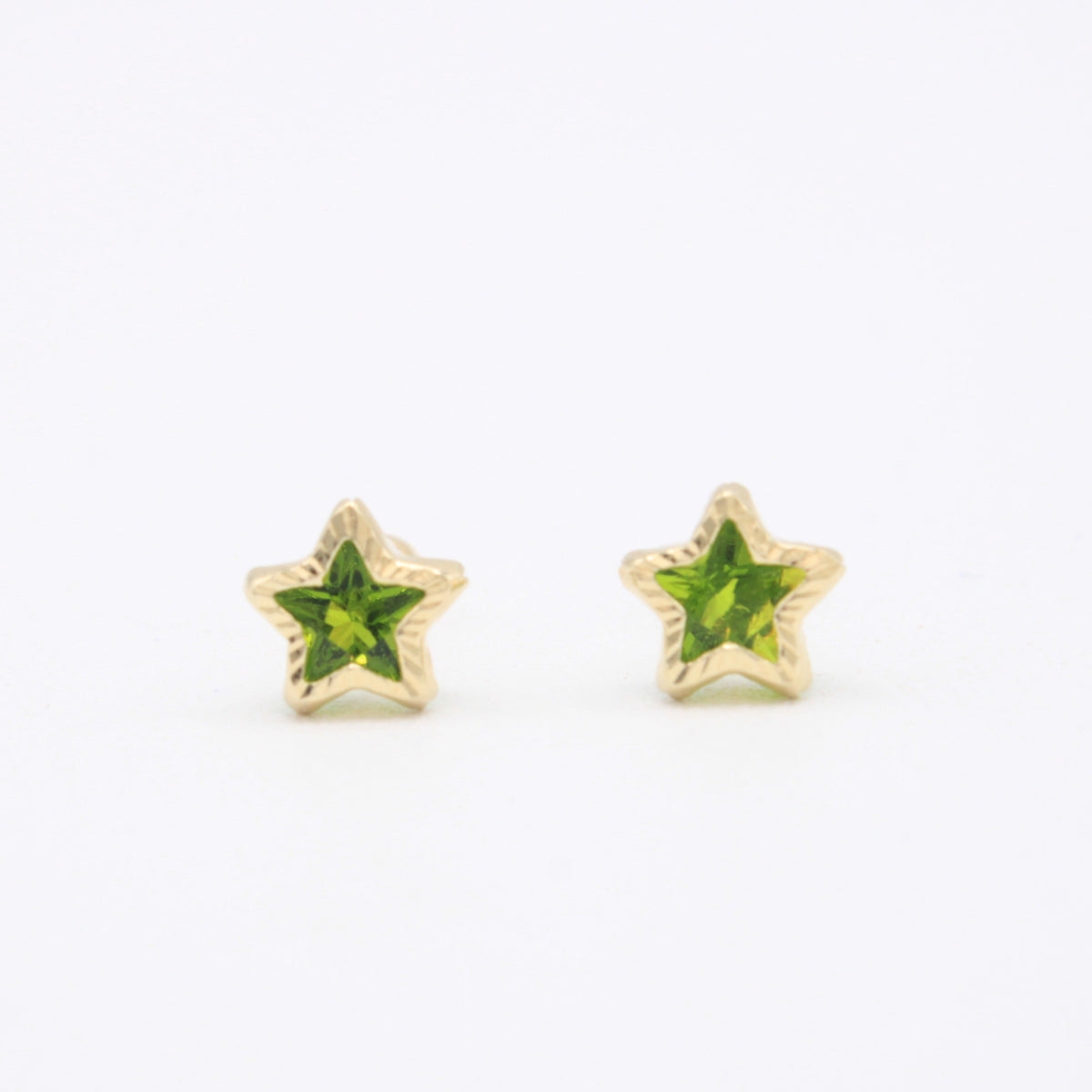 Broquel de Oro 14k Estrella de Zirconia Color Lima Mod. 11167