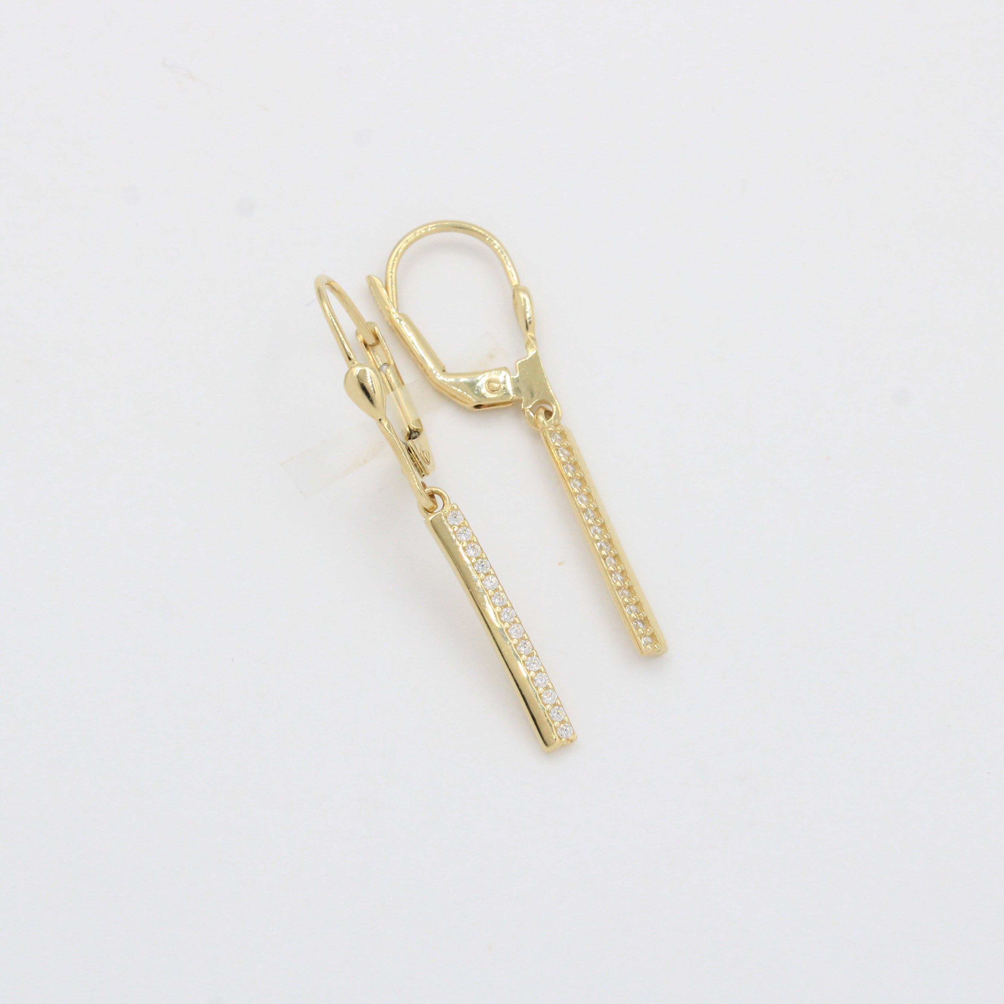 Arete Largo de Oro 14k Diseño Tira Fina Incrustada con Zirconias mod. 10347