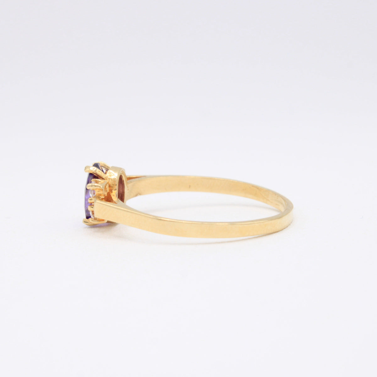 Anillo de Oro 14k Piedra Principal Morada Ovalada con Zirconias a los Lados mod. 11173