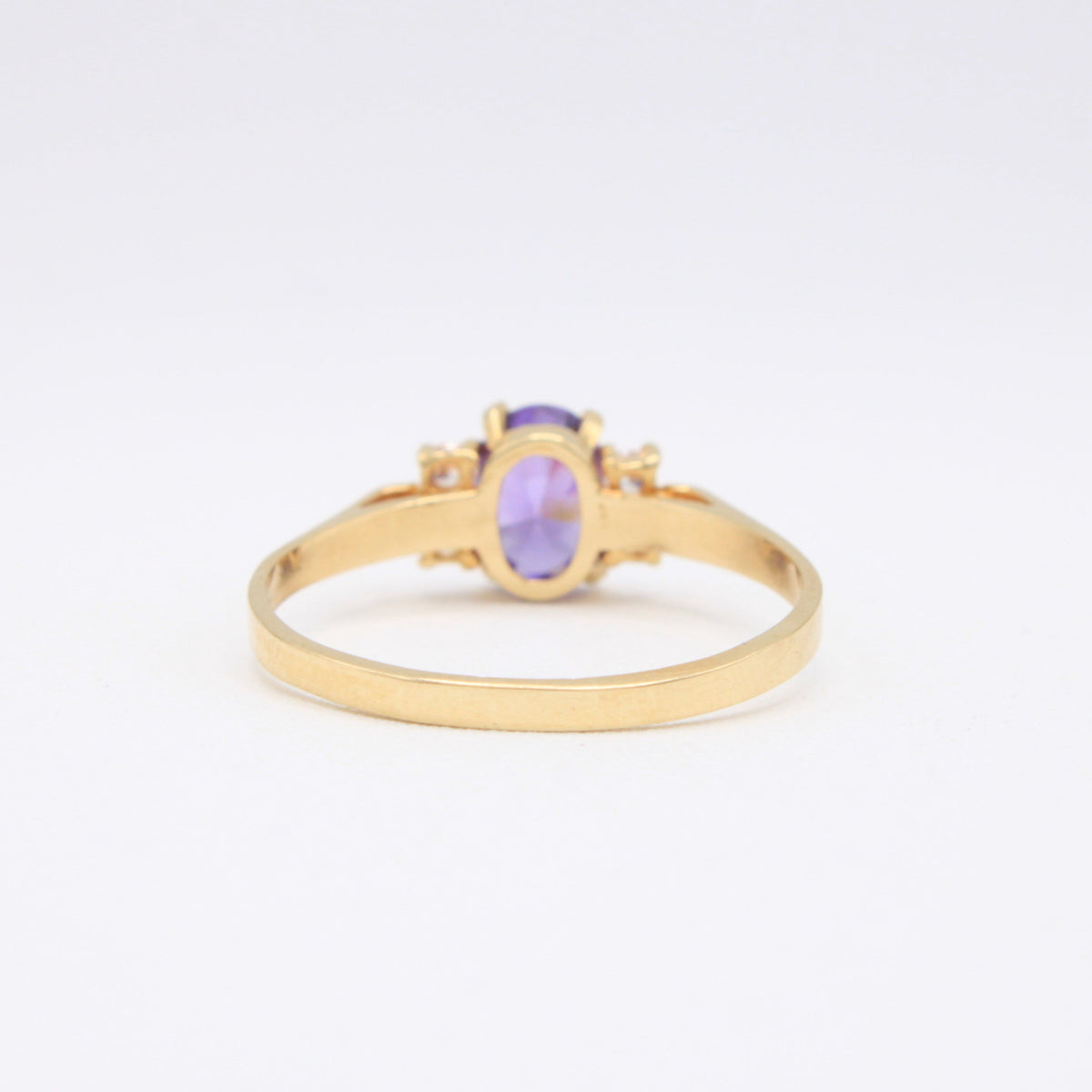 Anillo de Oro 14k Piedra Principal Morada Ovalada con Zirconias a los Lados mod. 11173