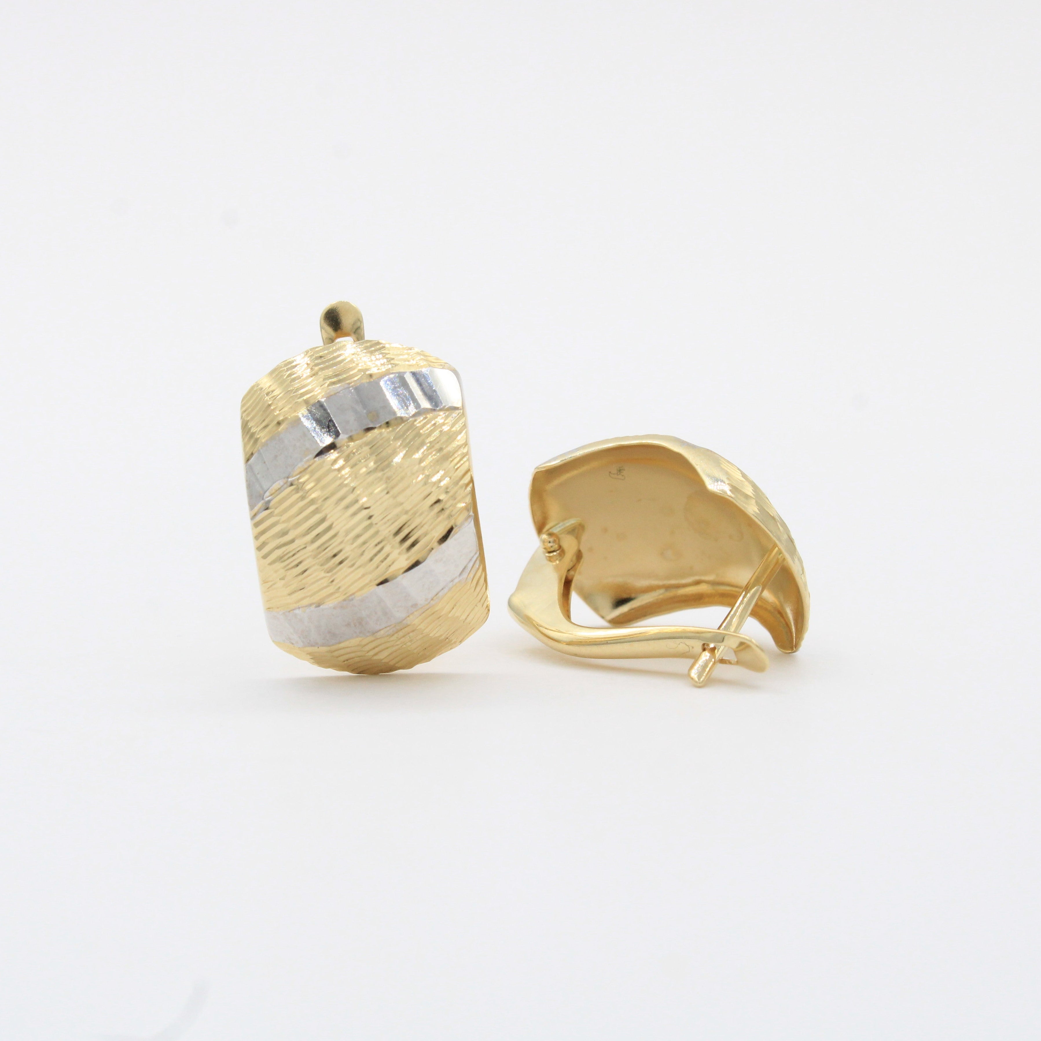 Arete con Broche Patente de Oro 14k Modelo Fino con Líneas Brillantes mod. 10352