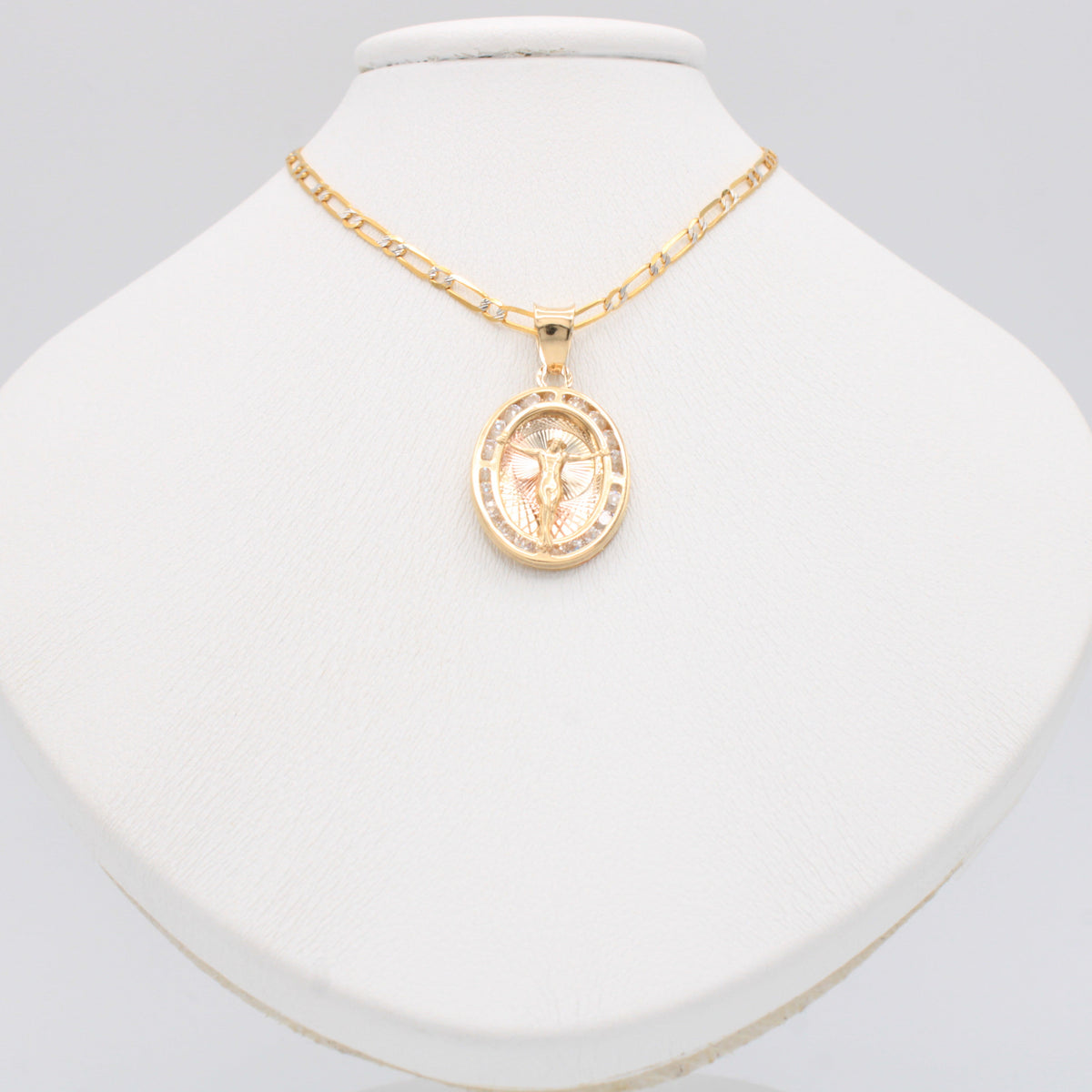 Gargantilla de Oro 14k Tejido 1x1 con Dije de Cristo Incrustado con Zirconias mod. 11197