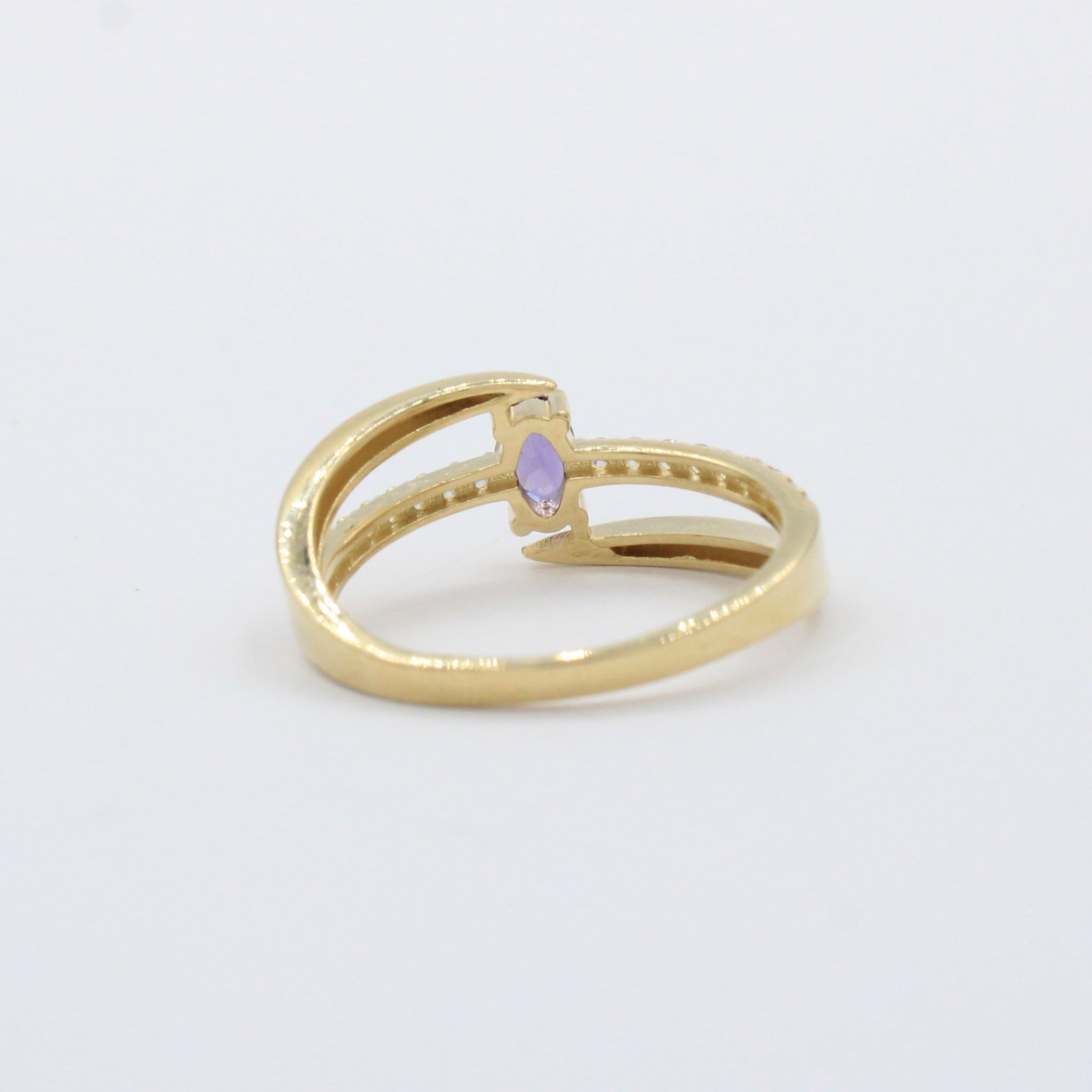 Anillo de Oro 14k Diseño Cruzado con Zirconia Morada Oval y Carril de Zirconias mod. 10388