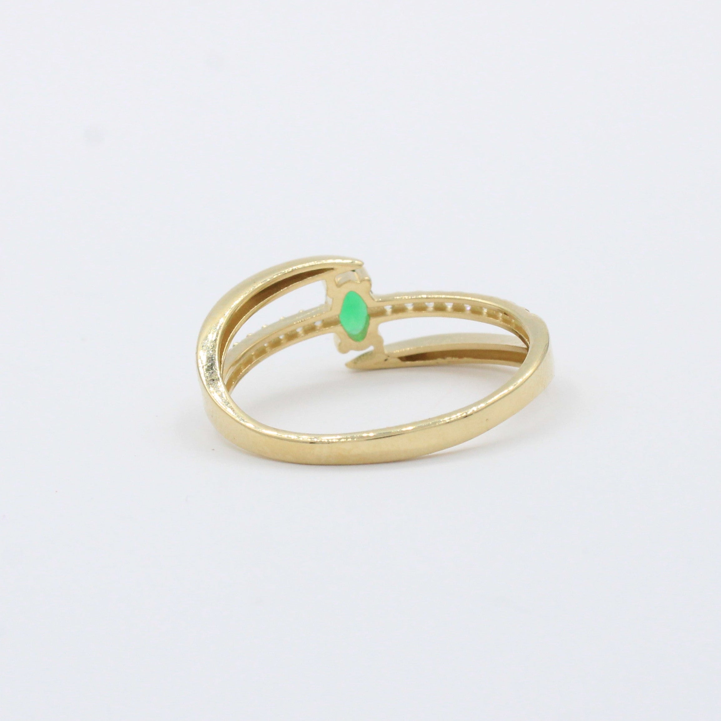 Anillo de Oro 14k Diseño Cruzado con Zirconia Verde Oval y Carril de Zirconias mod. 10389