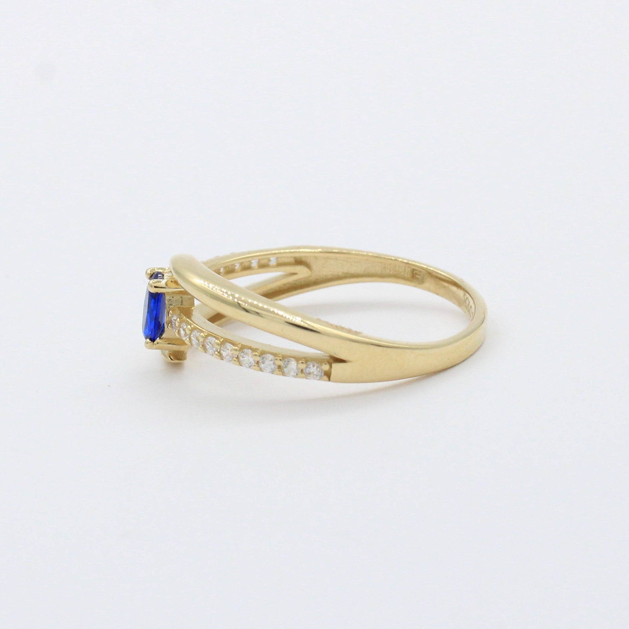 Anillo de Oro 14k Diseño Cruzado con Zirconia Azul Oval y Carril de Zirconias mod. 10390