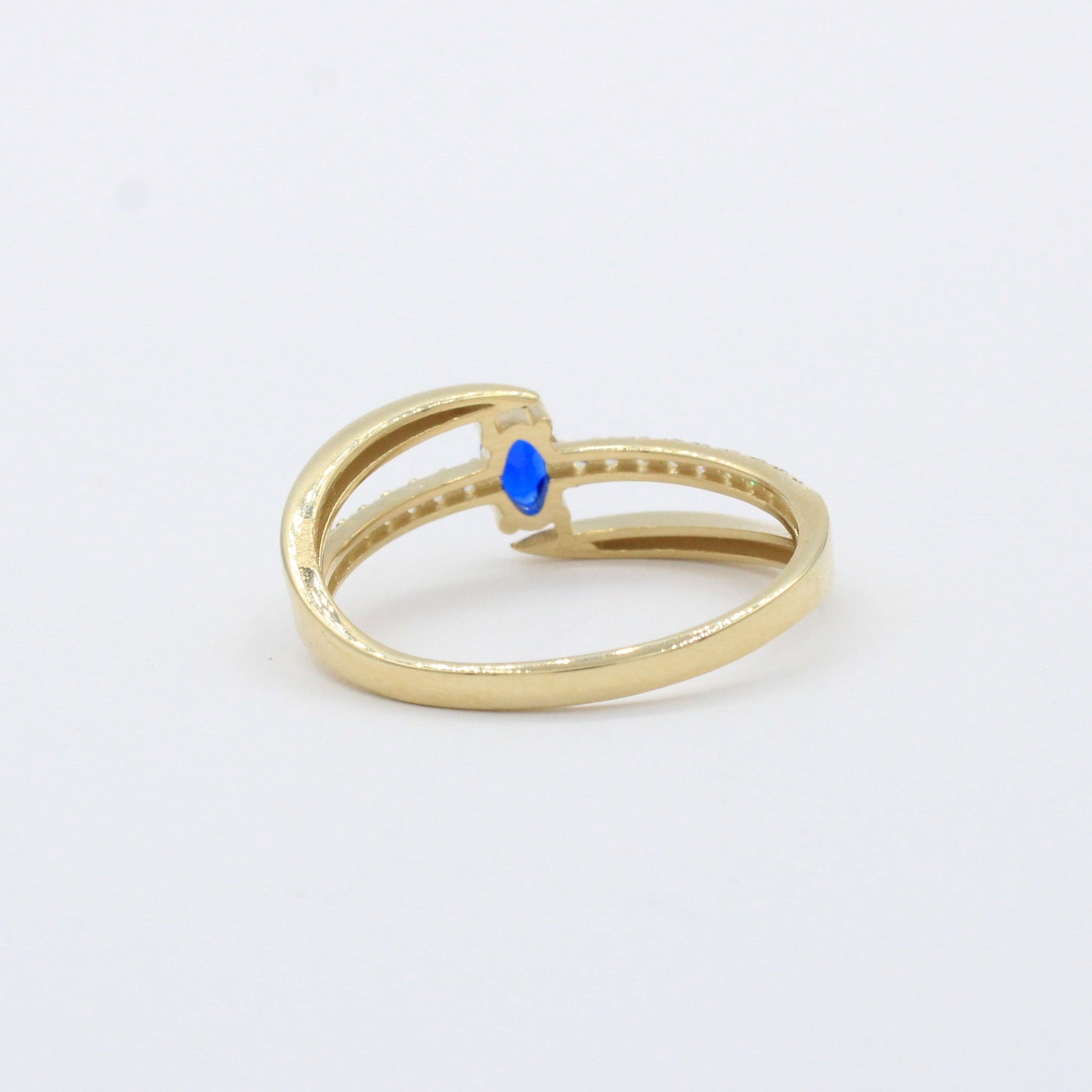Anillo de Oro 14k Diseño Cruzado con Zirconia Azul Oval y Carril de Zirconias mod. 10390