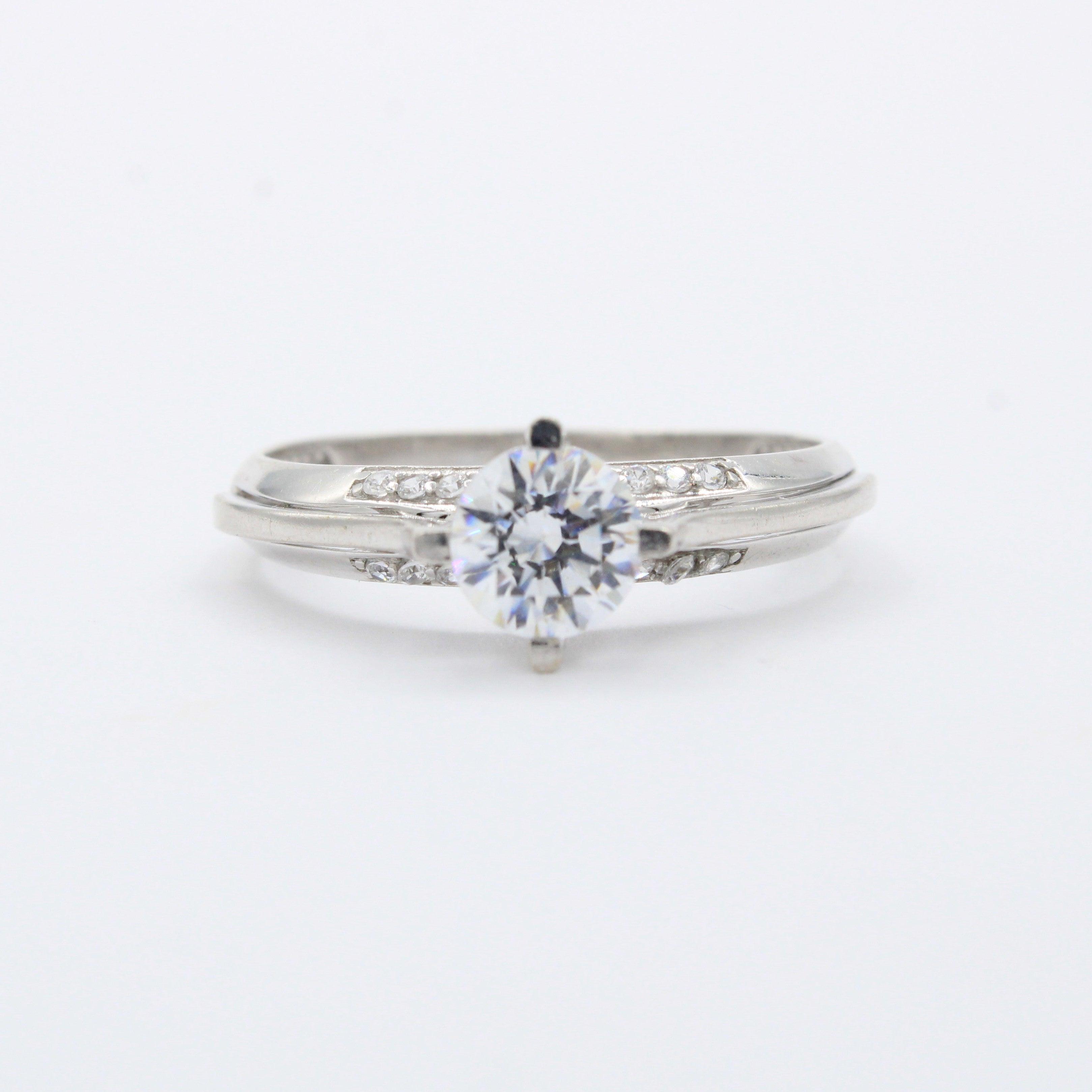Anillo de Compromiso en Oro 14k Diseño con Zirconias Finas en Segundo Plano mod. 10397