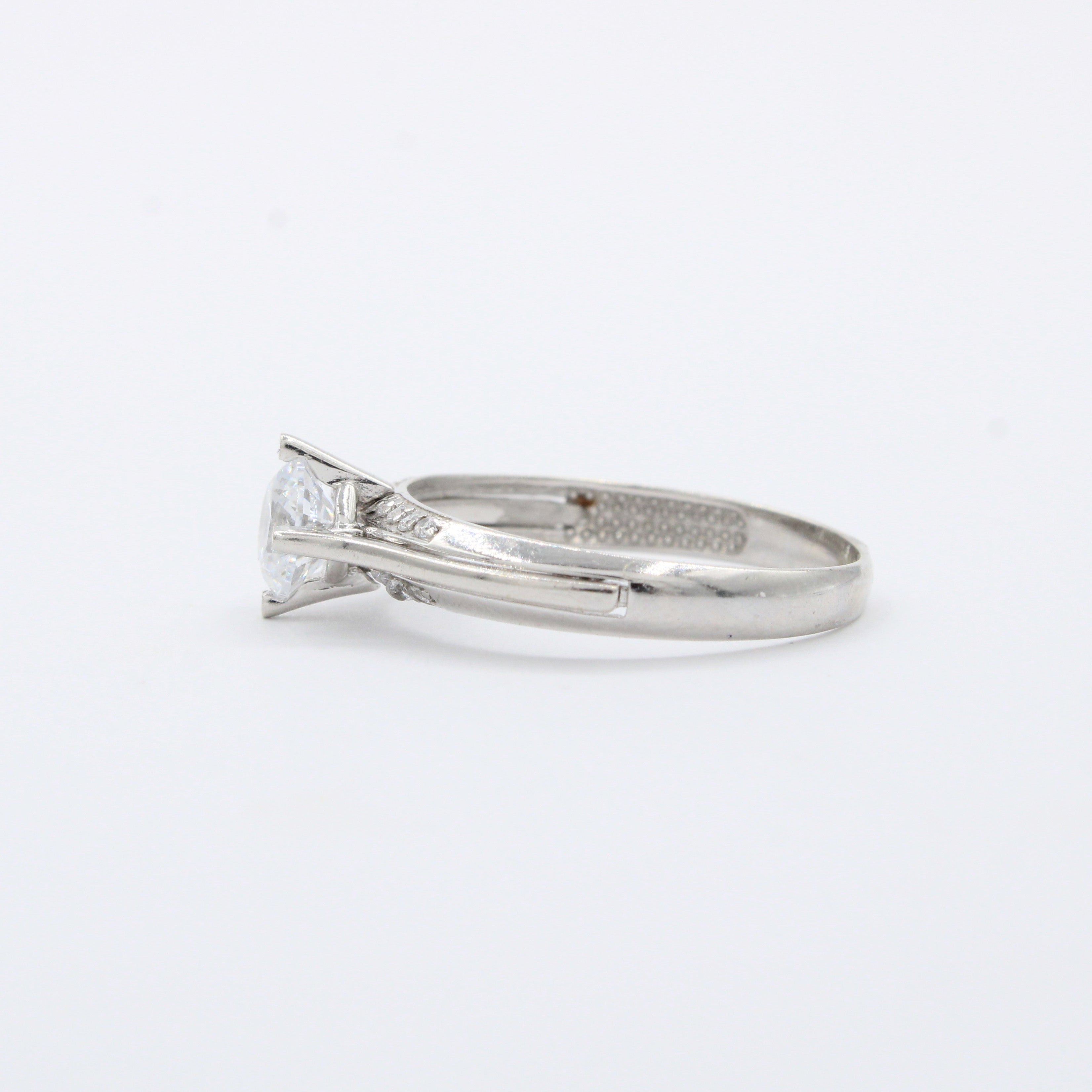 Anillo de Compromiso en Oro 14k Diseño con Zirconias Finas en Segundo Plano mod. 10397