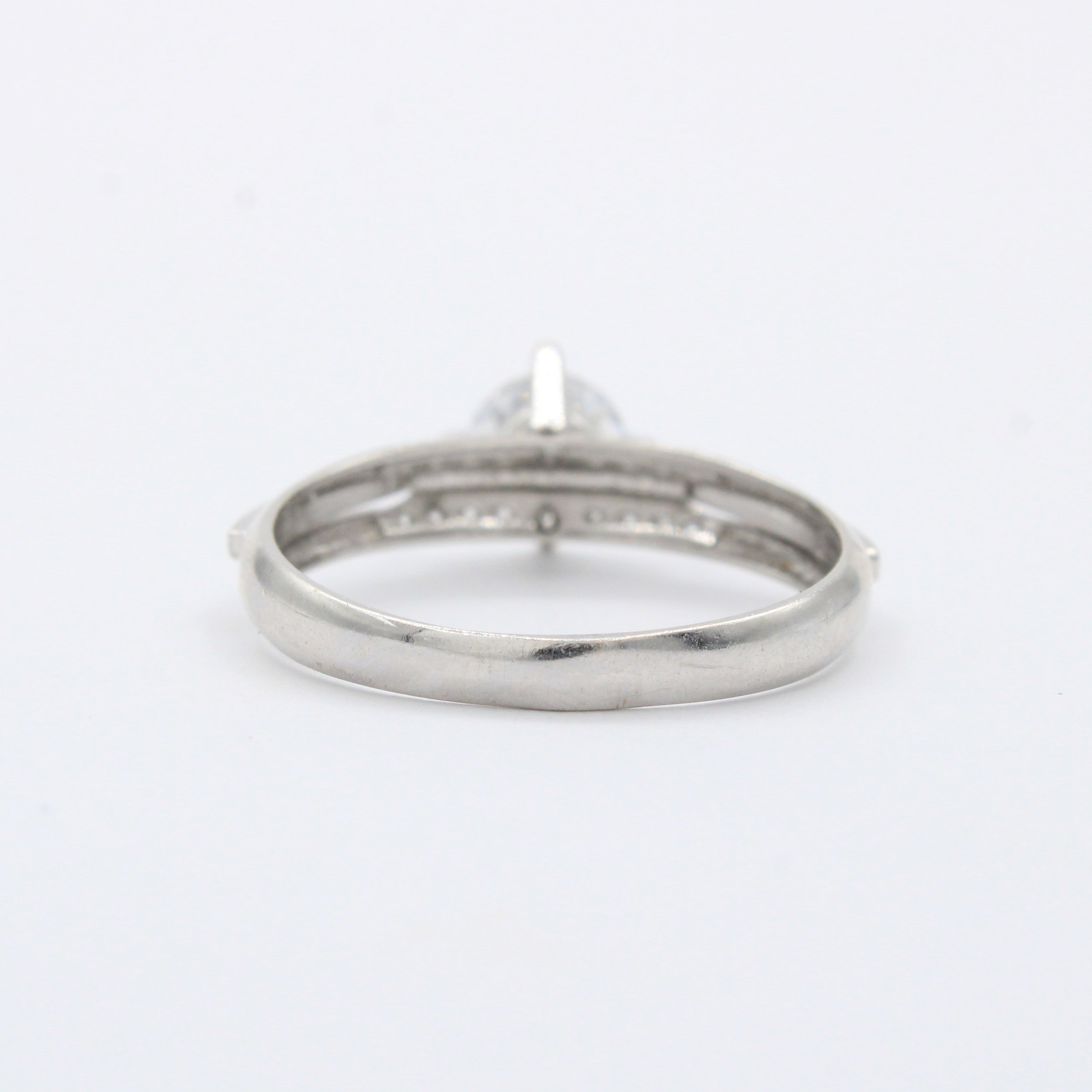 Anillo de Compromiso en Oro 14k Diseño con Zirconias Finas en Segundo Plano mod. 10397