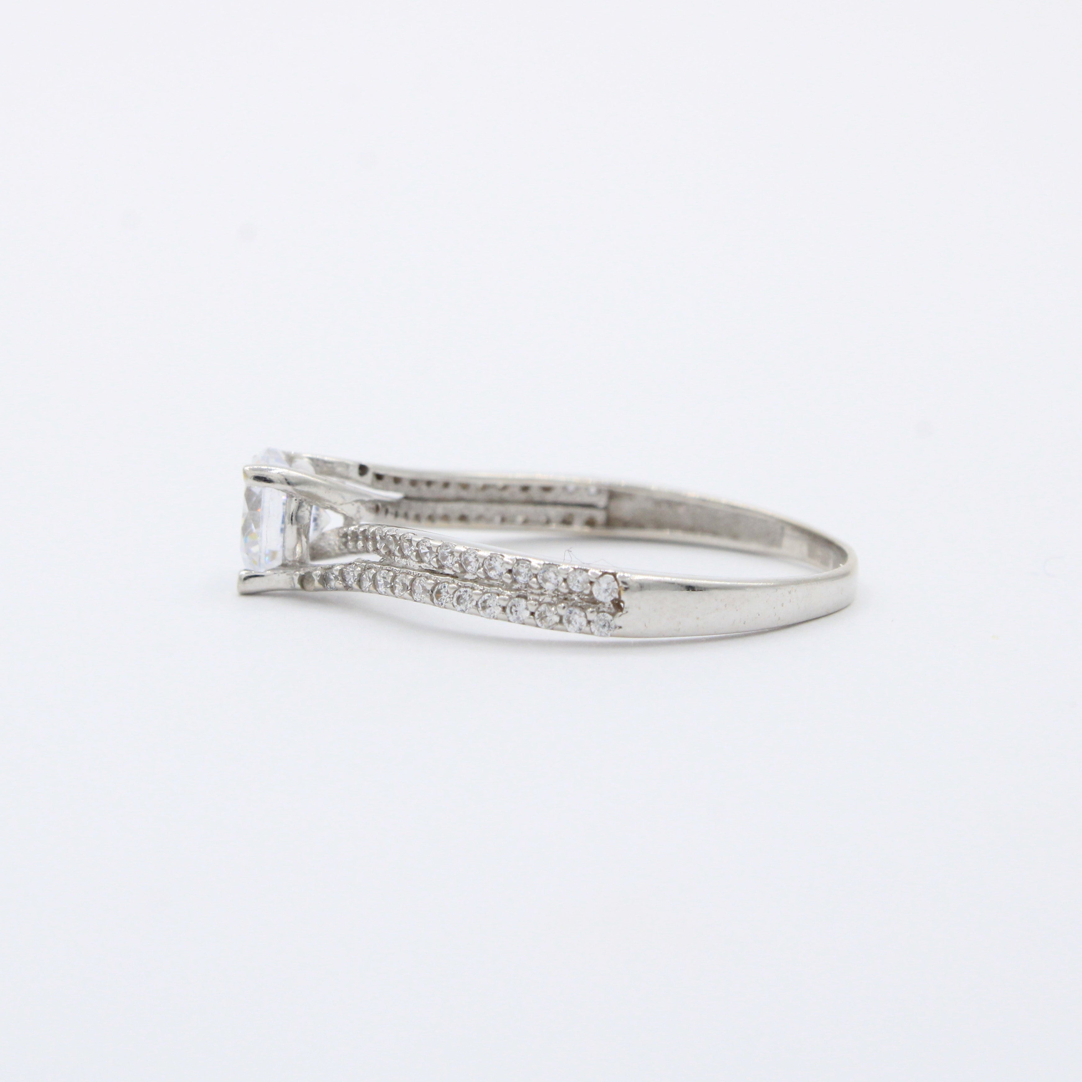 Anillo de Compromiso en Oro 14k Diseño Curvo Incrustado con Zirconias mod. 10399