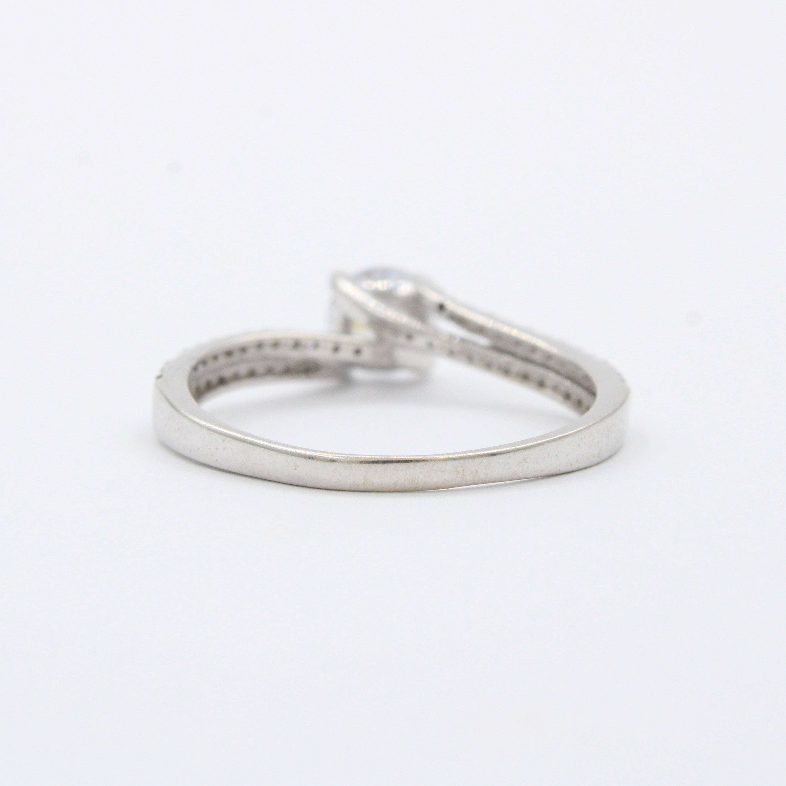 Anillo de Compromiso en Oro 14k Diseño Curvo Incrustado con Zirconias mod. 10399