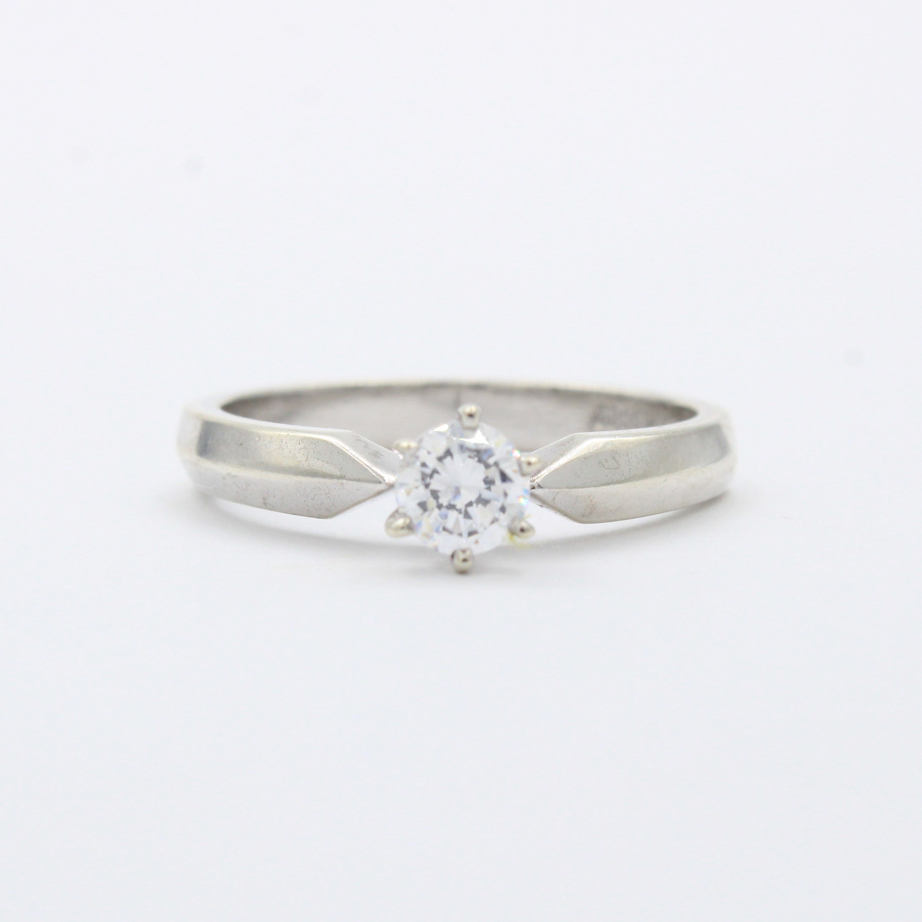 Anillo de Compromiso en Oro 14k con Diseño Flecha y Zirconia Fina mod. 10400