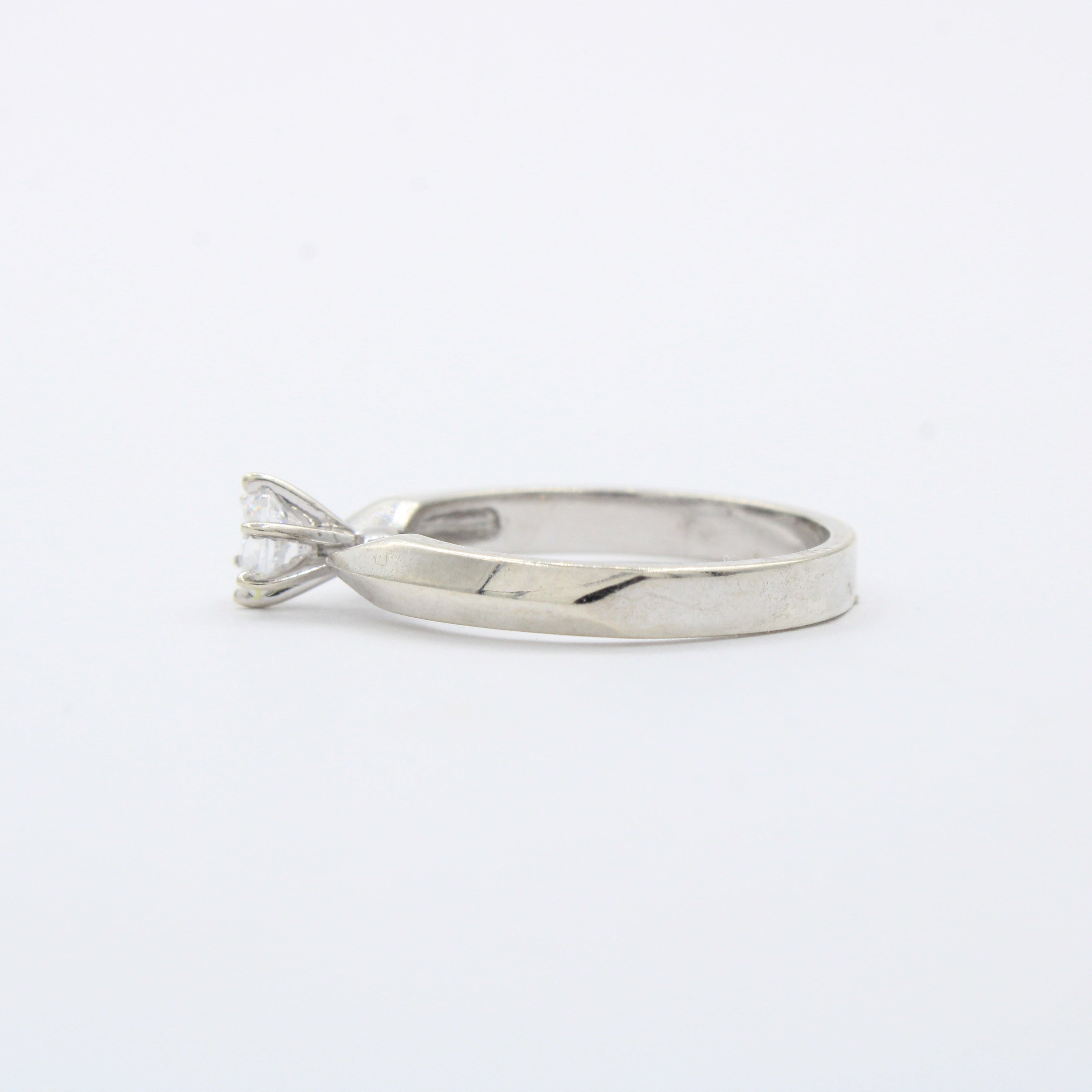 Anillo de Compromiso en Oro 14k con Diseño Flecha y Zirconia Fina mod. 10400