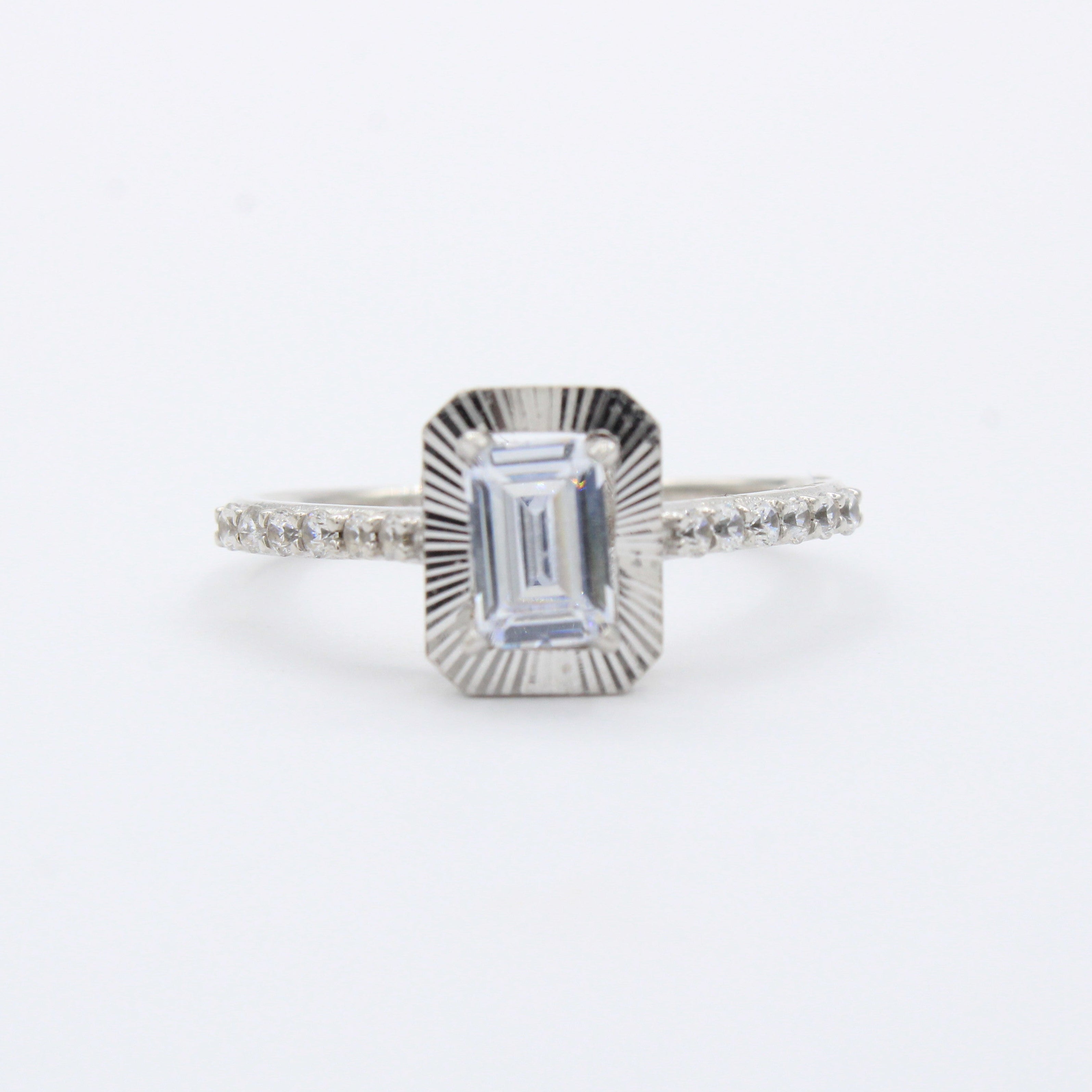 Anillo de Compromiso en Oro 14k Diseñado con Zirconias y Centro con Bisel Diamantado mod. 10401