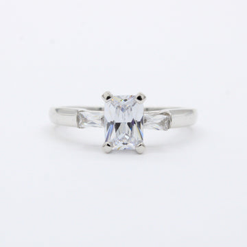 Anillo de Compromiso en Oro 14k con Diseño Incrustado con Zirconias de Corte Baguette mod. 10402