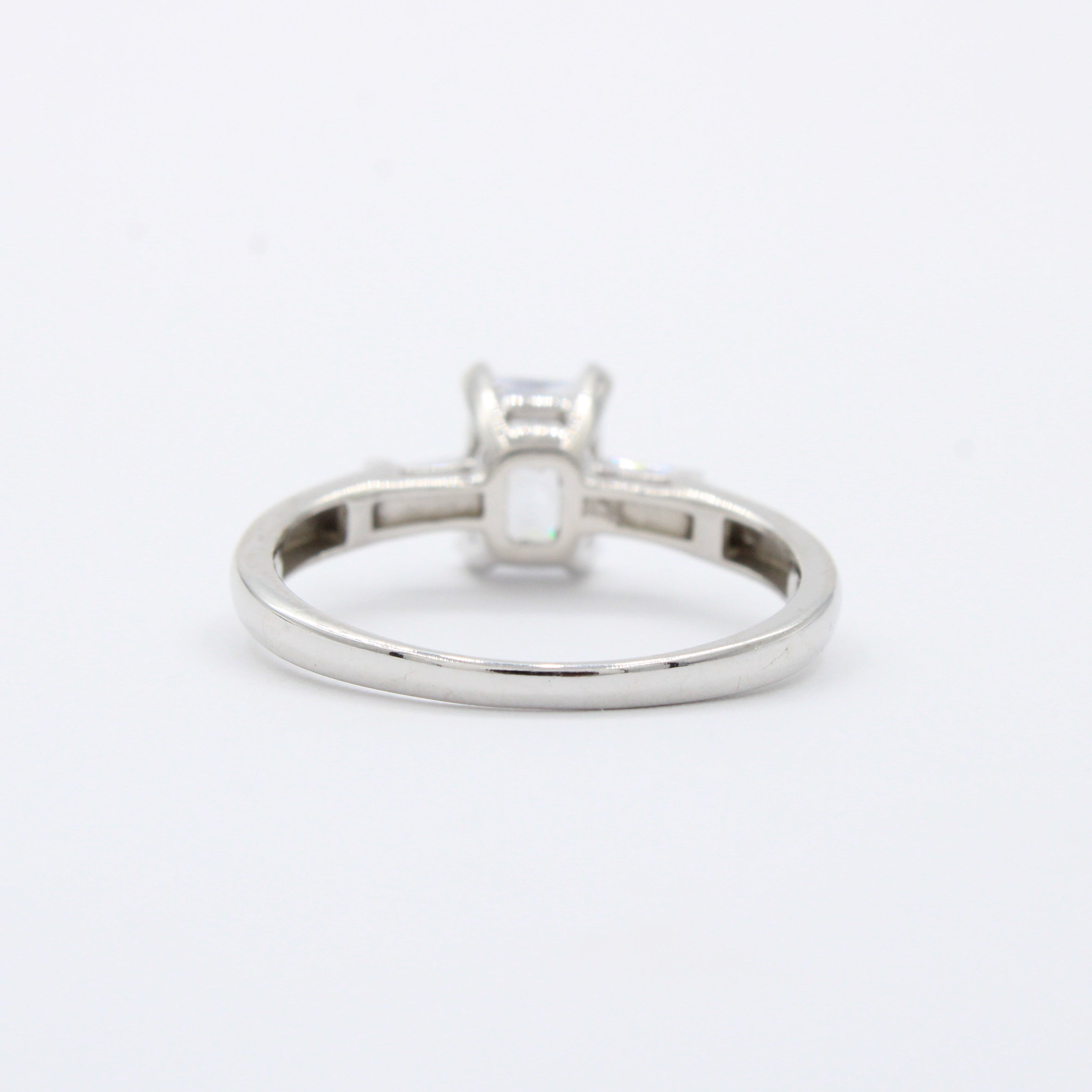 Anillo de Compromiso en Oro 14k con Diseño Incrustado con Zirconias de Corte Baguette mod. 10402