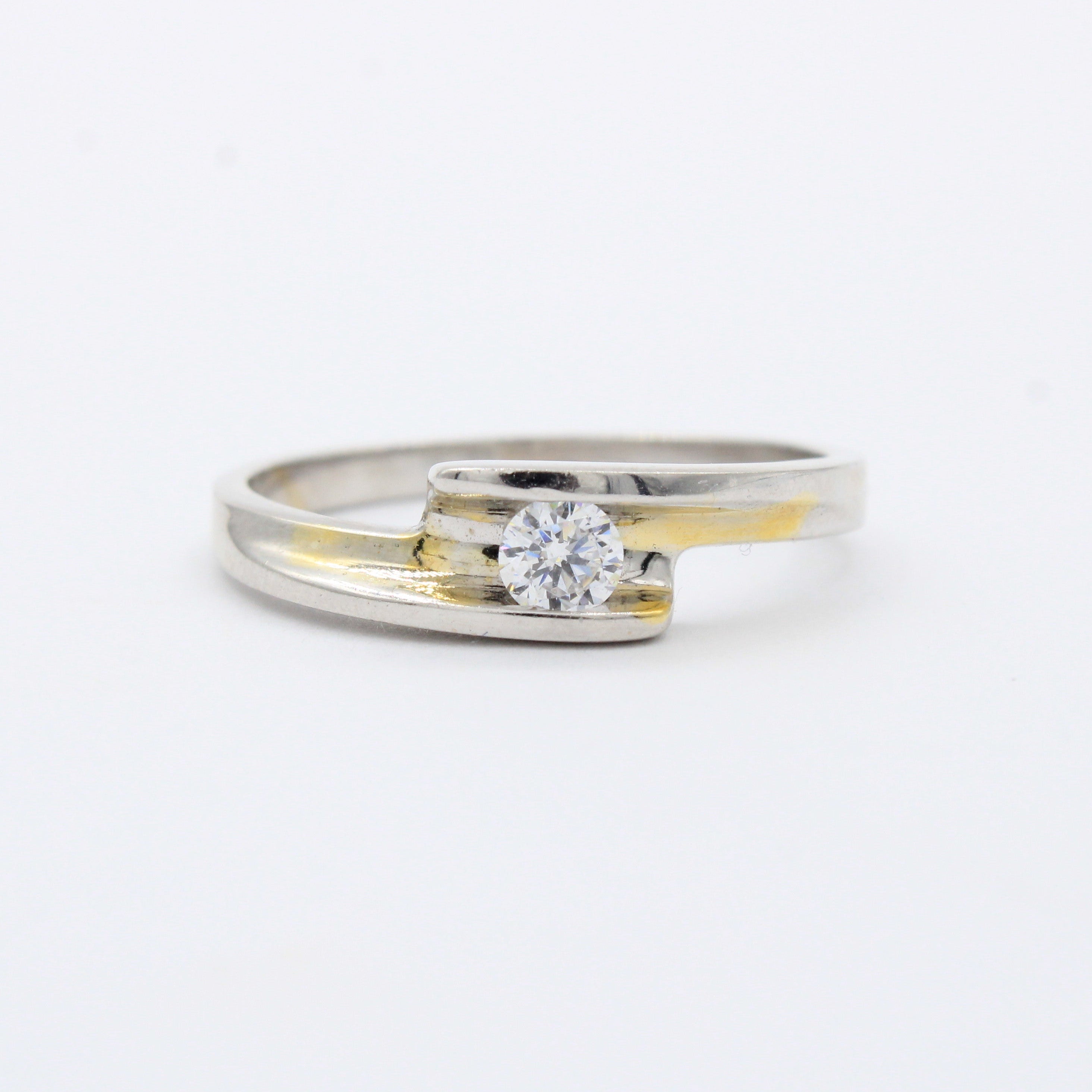 Anillo de Compromiso en Oro 14k Diseño Acanalado con Zirconia Brillante mod. 10404