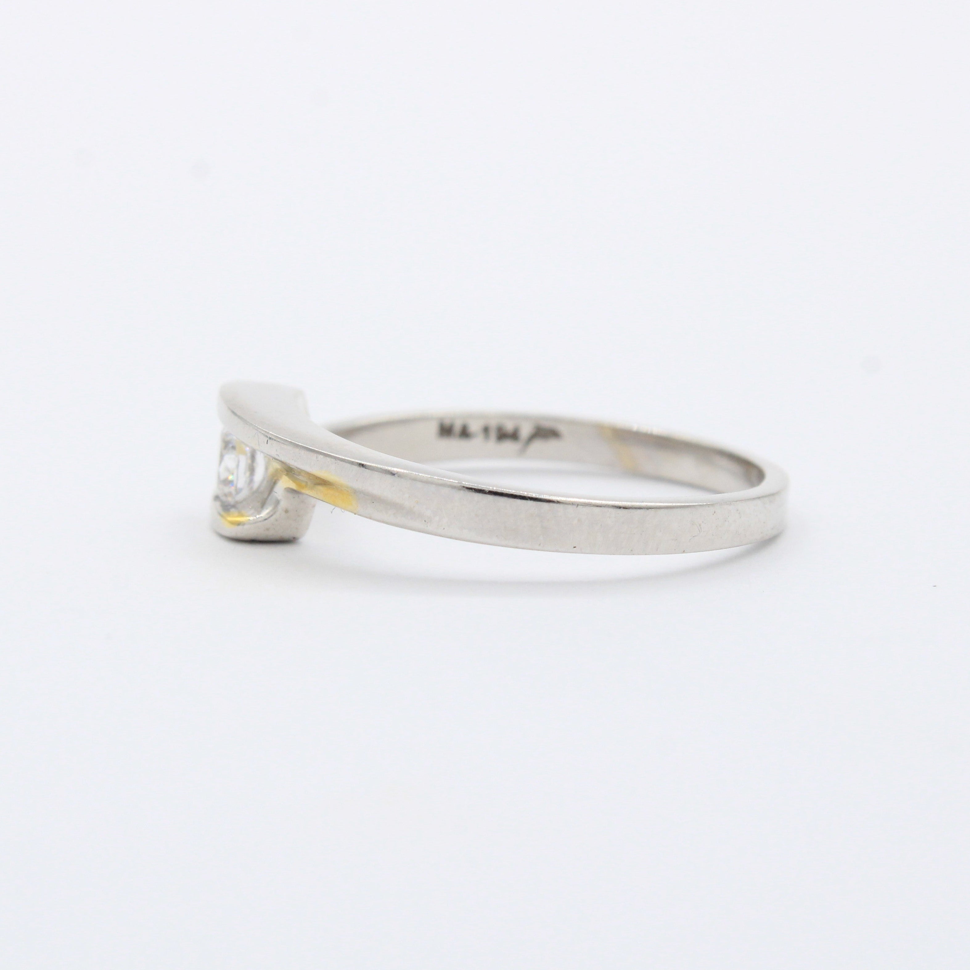 Anillo de Compromiso en Oro 14k Diseño Acanalado con Zirconia Brillante mod. 10404