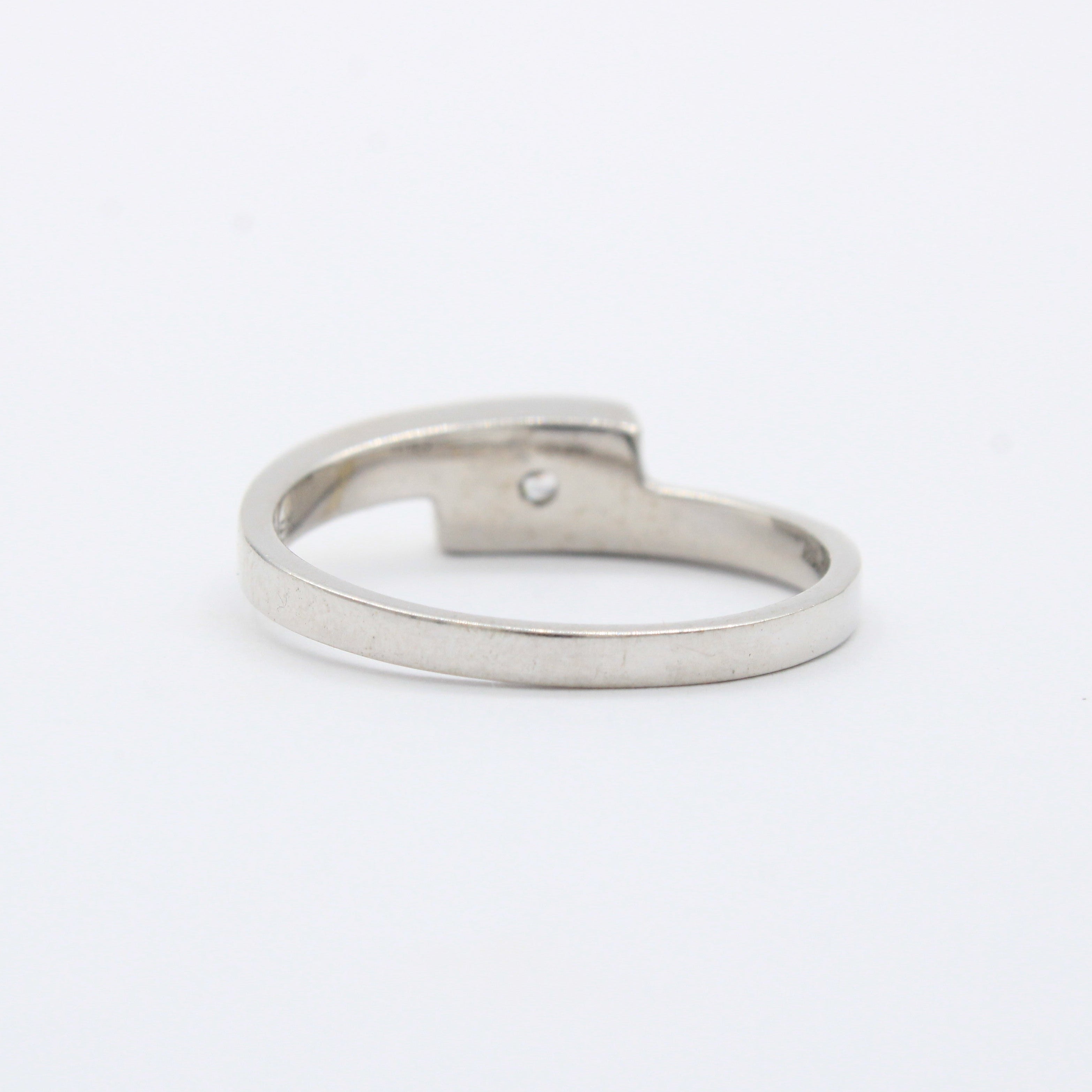 Anillo de Compromiso en Oro 14k Diseño Acanalado con Zirconia Brillante mod. 10404